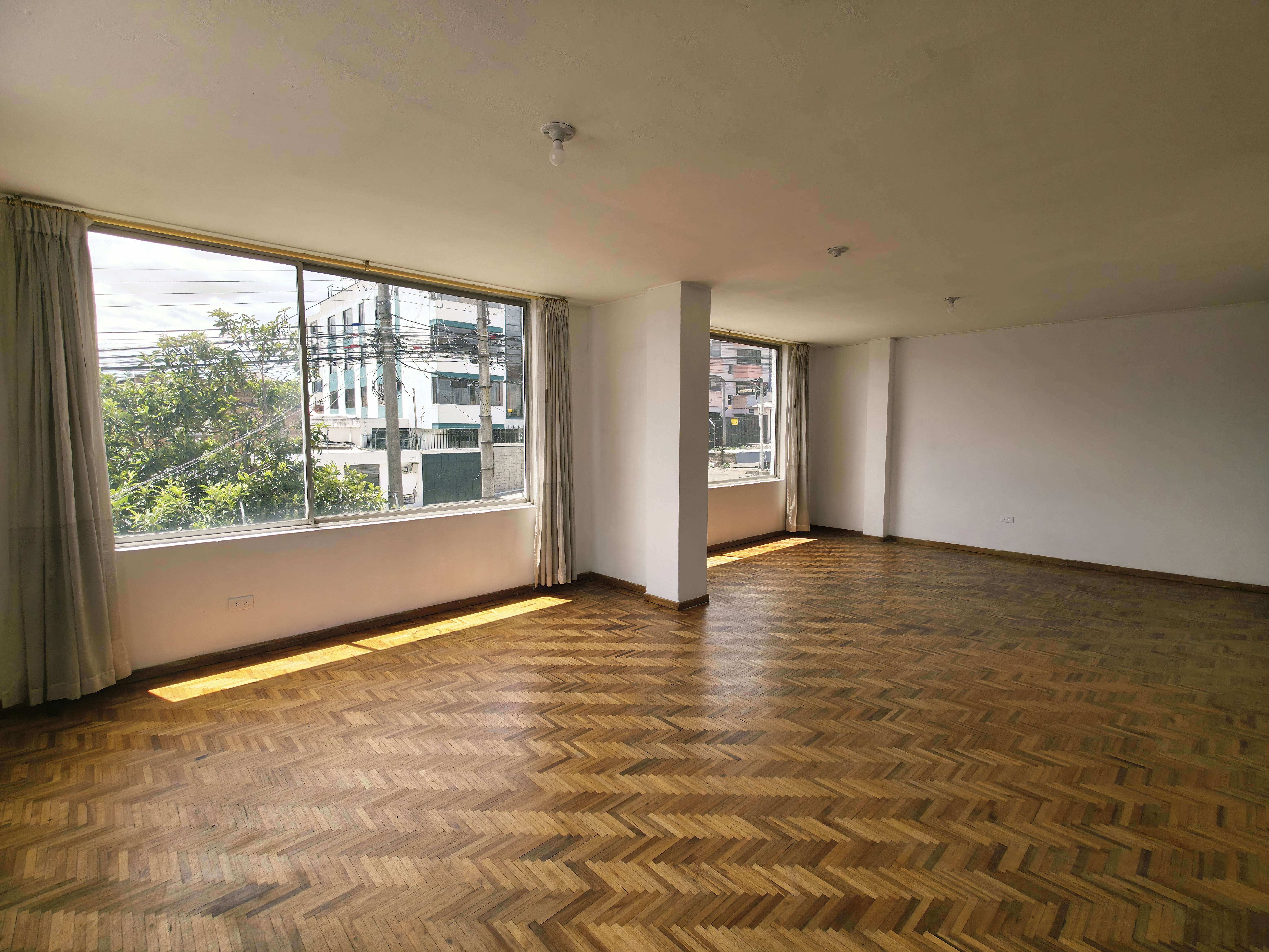 🏢 ARRIENDO DEPARTAMENTO AMPLIO – QUITO 📍 NAZACOTA PUENTO Y AV. REAL AUDIENCIA