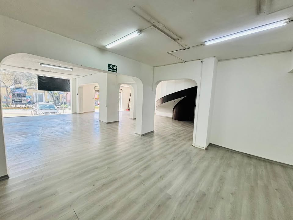 Local comercial en arriendo en la Av. Colón, Quito