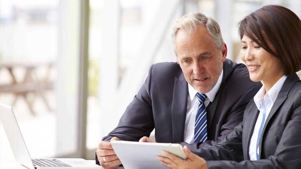 Senior Kollegen Zwei Senior Kollegen im Gespräch
