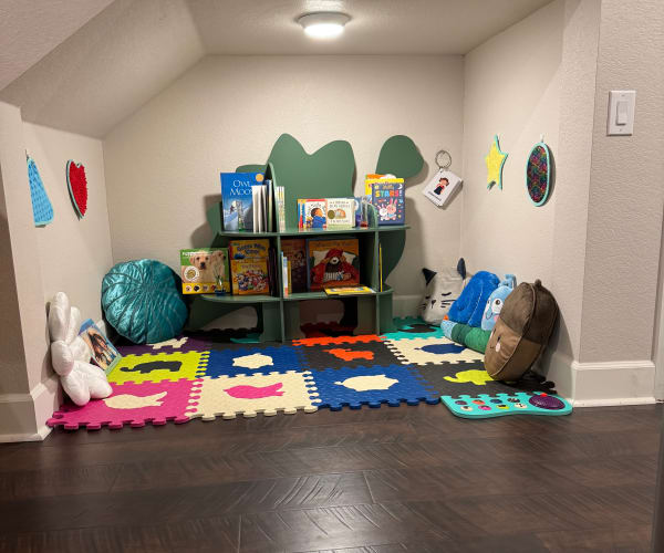 Niños leyendo en nuestra biblioteca bilingüe