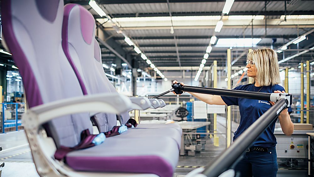 Réaliser en atelier l'assemblage ou l'entretien d'équipements mécaniques ou électromécaniques: trains d'atterrissage, sièges, commandes de vol électriques et hydrauliques, système d'air...