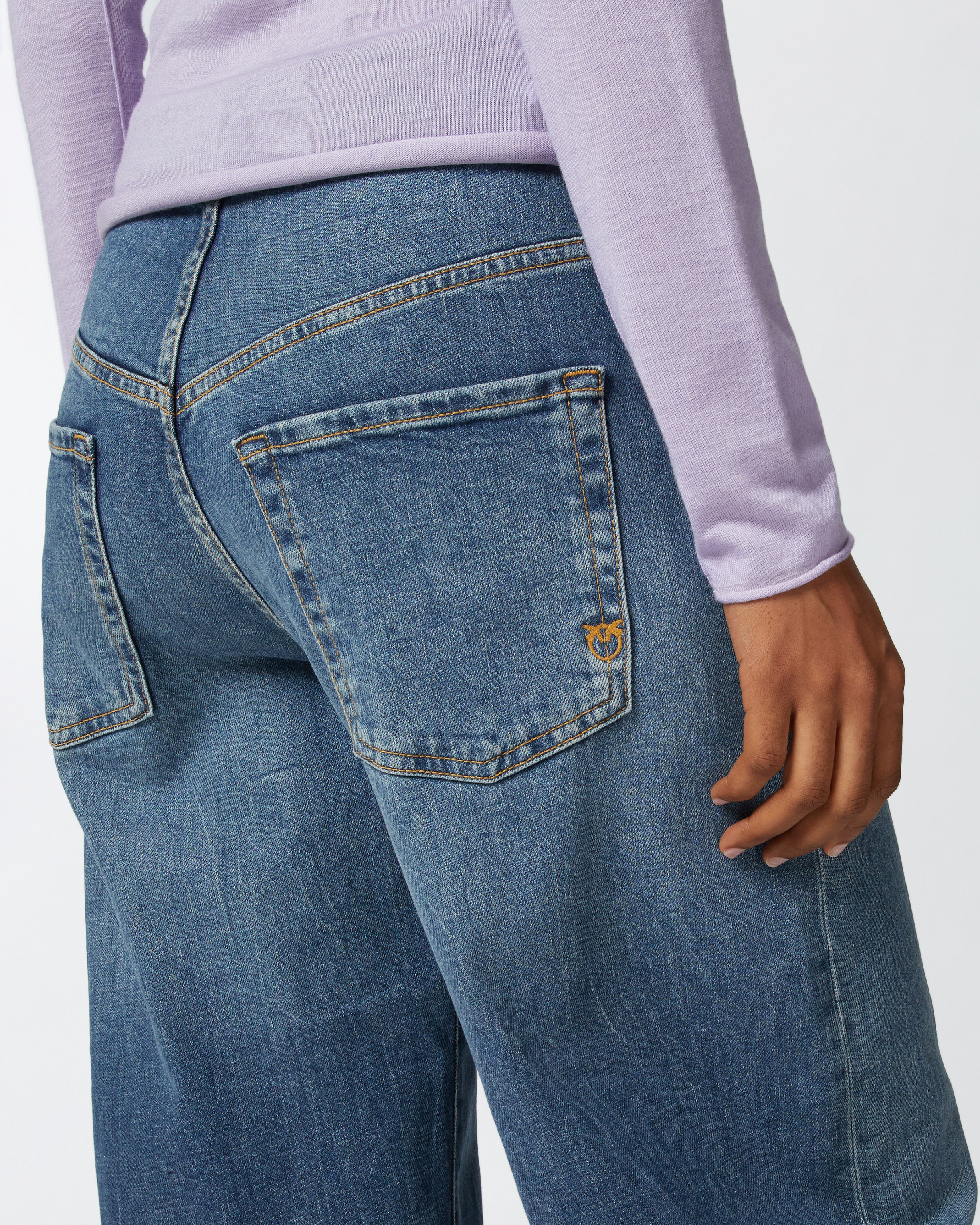 Джинсы овального кроя из денима с винтажным эффектом 4