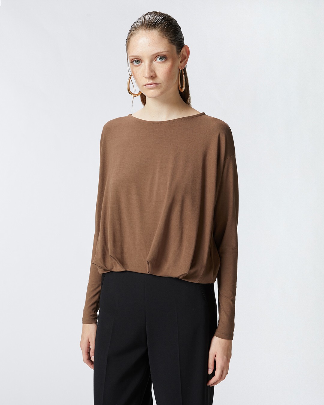 Лонгслив из струящегося джерси с драпировкой - КОРИЧНЕВЫЙ - large