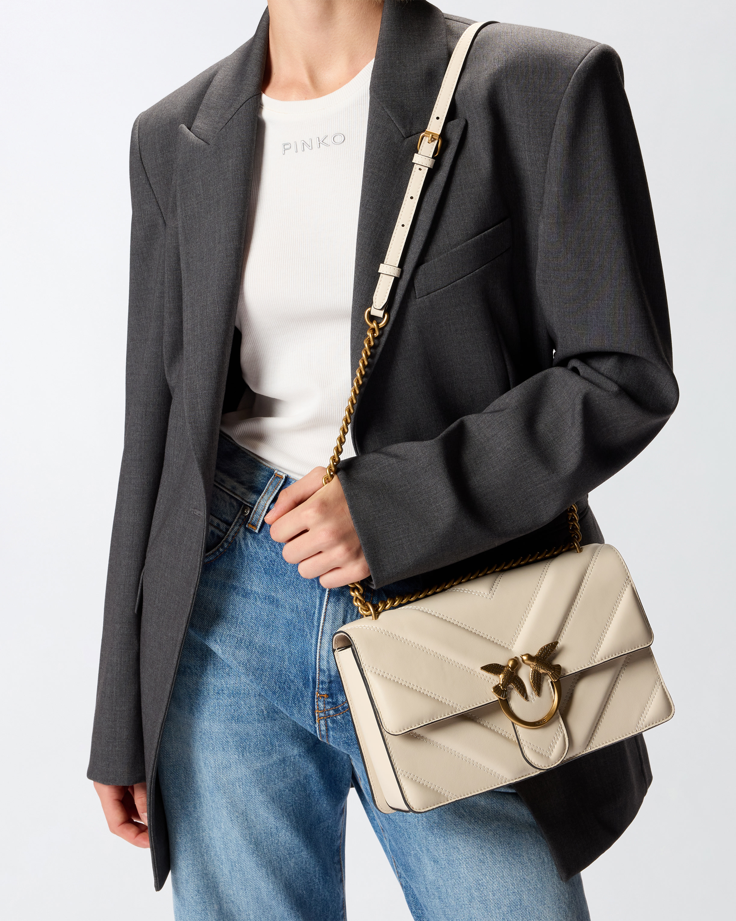 Gesteppte Umhängetasche Love Bag mit V-Motiv und Logo 4