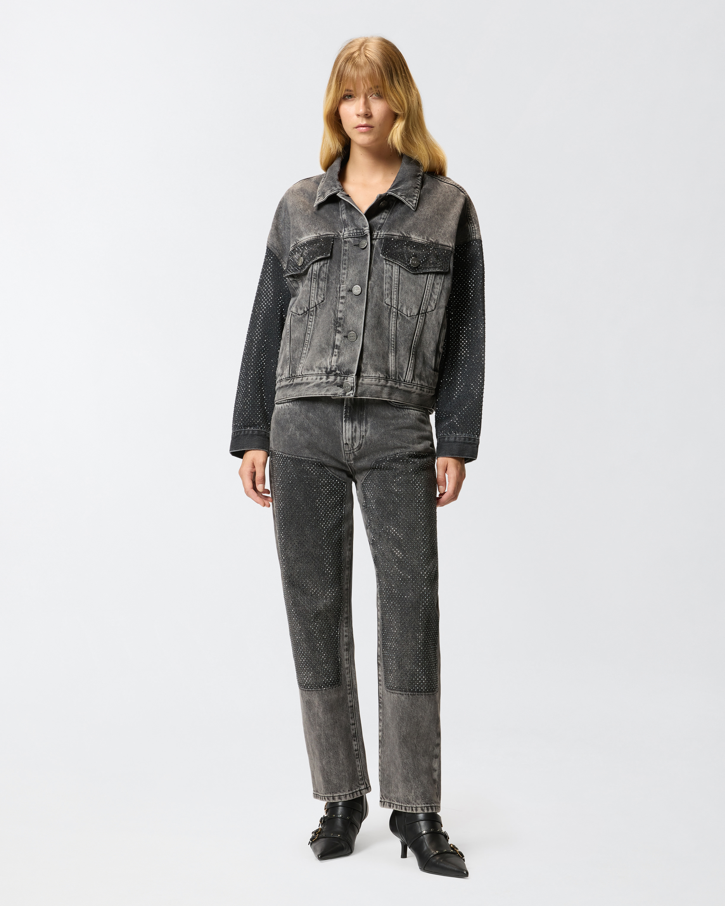 Джинсовая куртка-тракер с миниатюрными заклепками 1