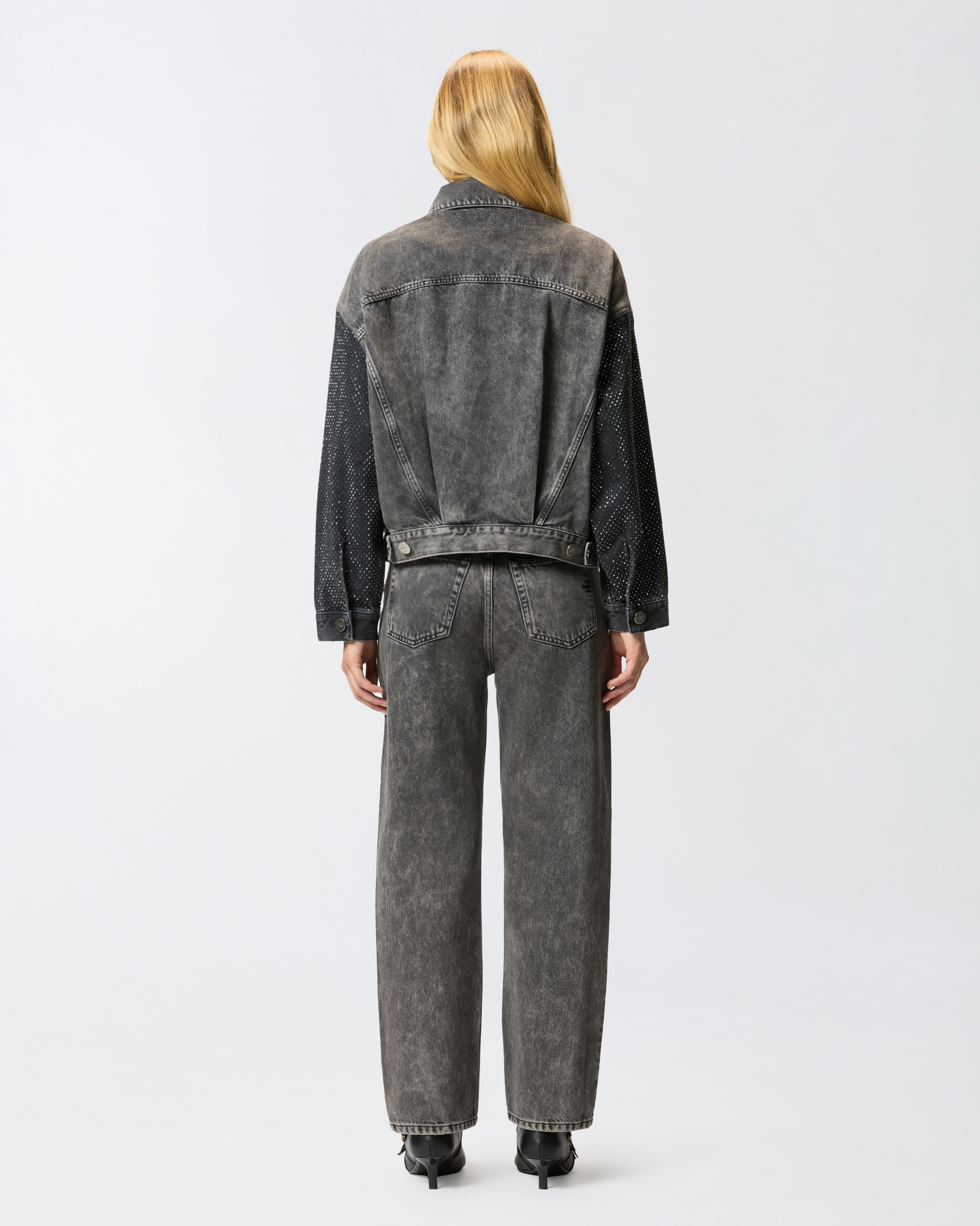 Джинсовая куртка-тракер с миниатюрными заклепками 2