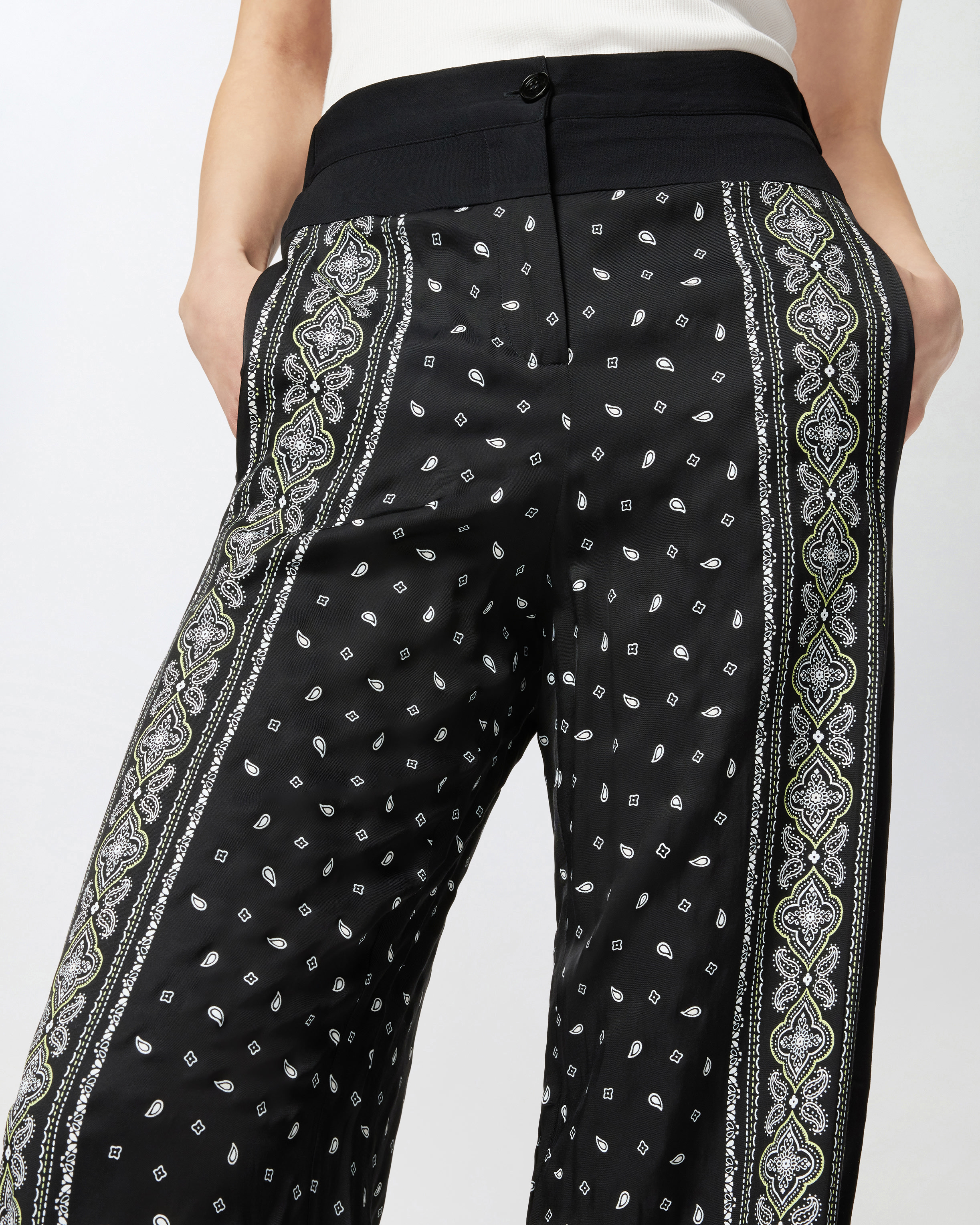 パンツ PINKO Woman Pants Black 104663A2CKZ1T Lightweight wide-leg trousers with bandana print PINKO