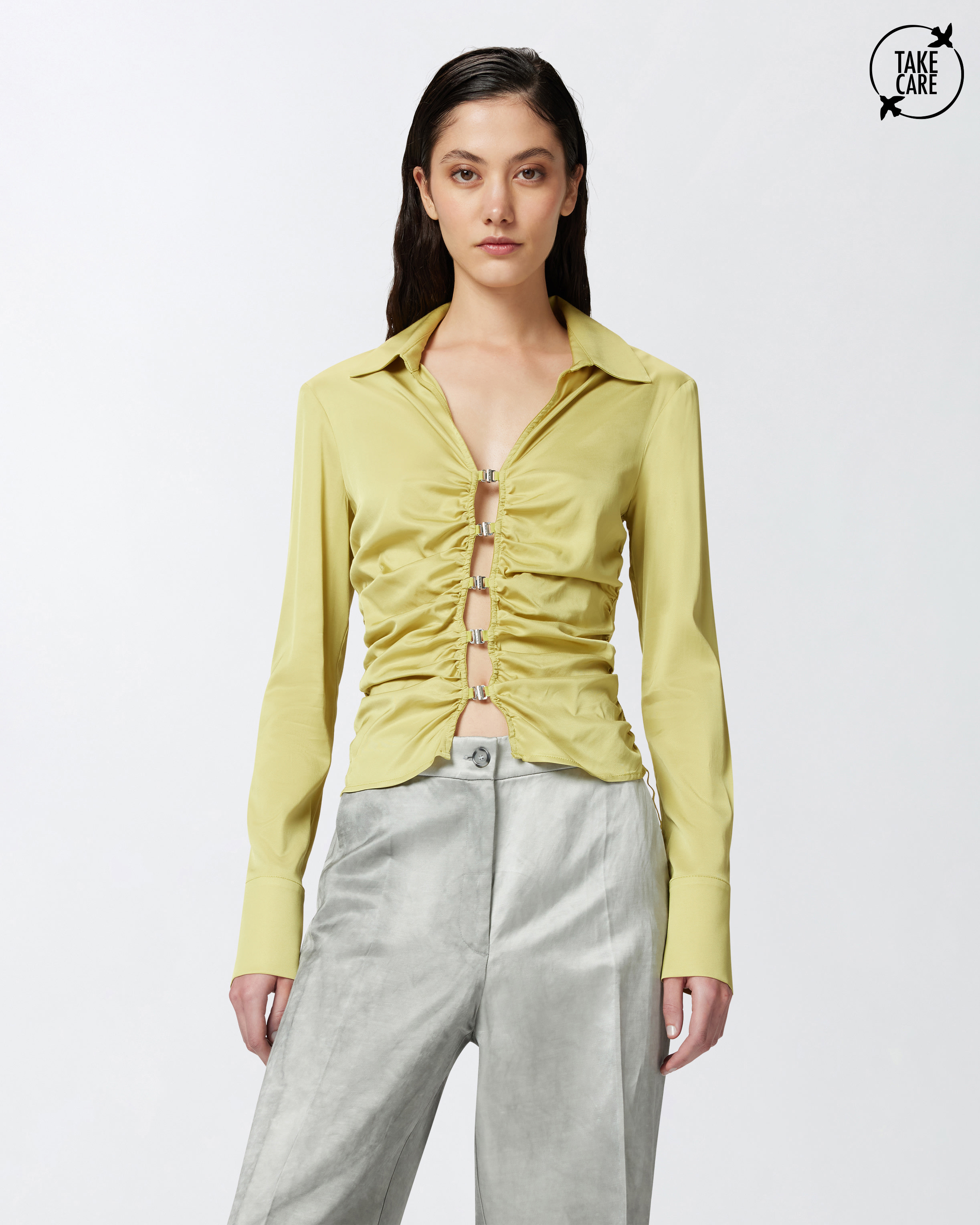 Glänzende Bluse mit Kräuselungen und Öffnung am Rücken - Grün - large | Pinko 