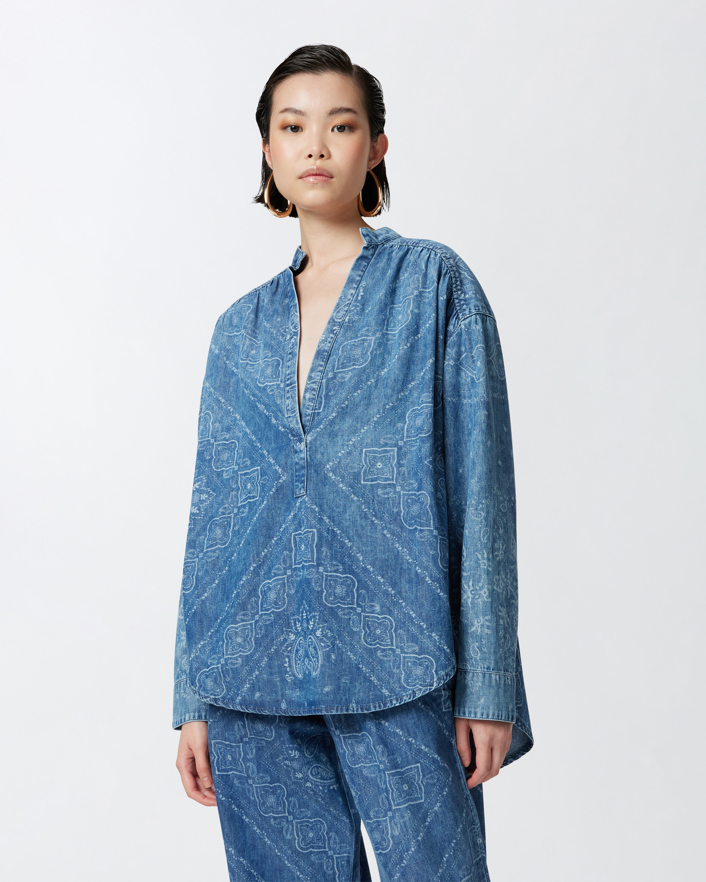 Pinko Blouse À Col V En Denim Avec Imprimé Bandana In Light Wash