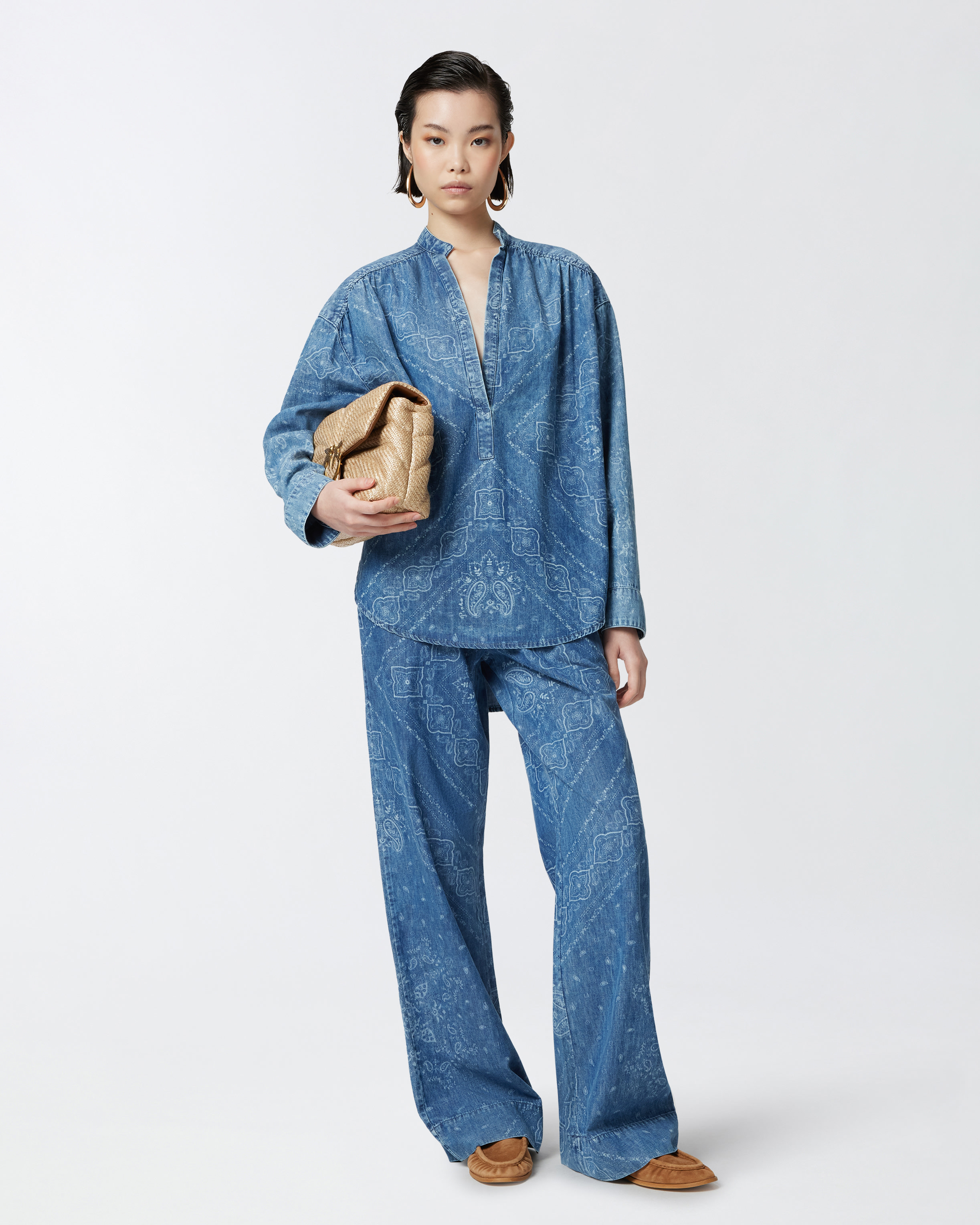 Pinko Blouse À Col V En Denim Avec Imprimé Bandana In Light Wash