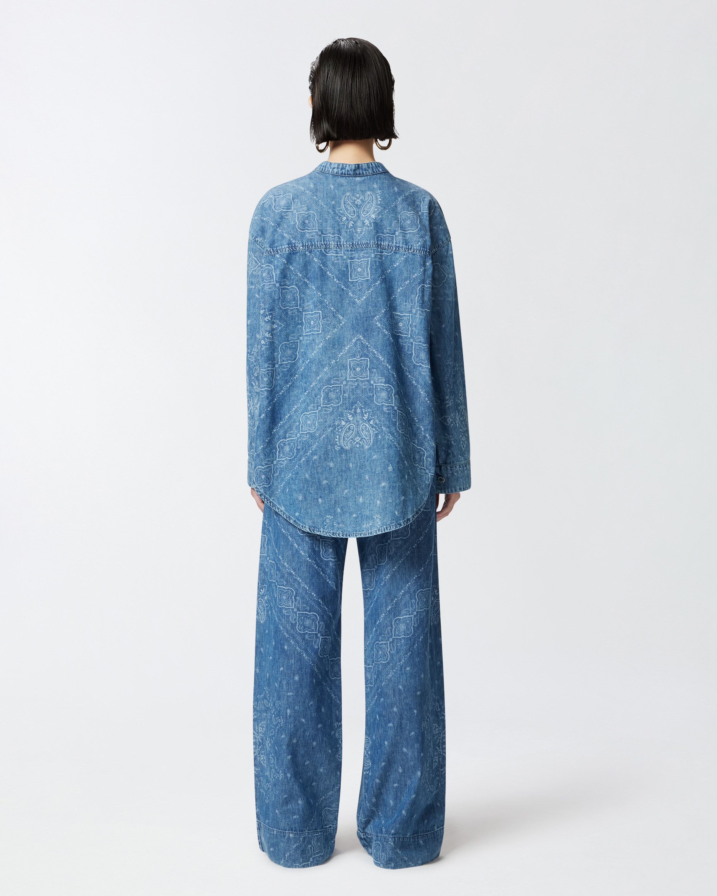 Pinko Blouse À Col V En Denim Avec Imprimé Bandana In Light Wash