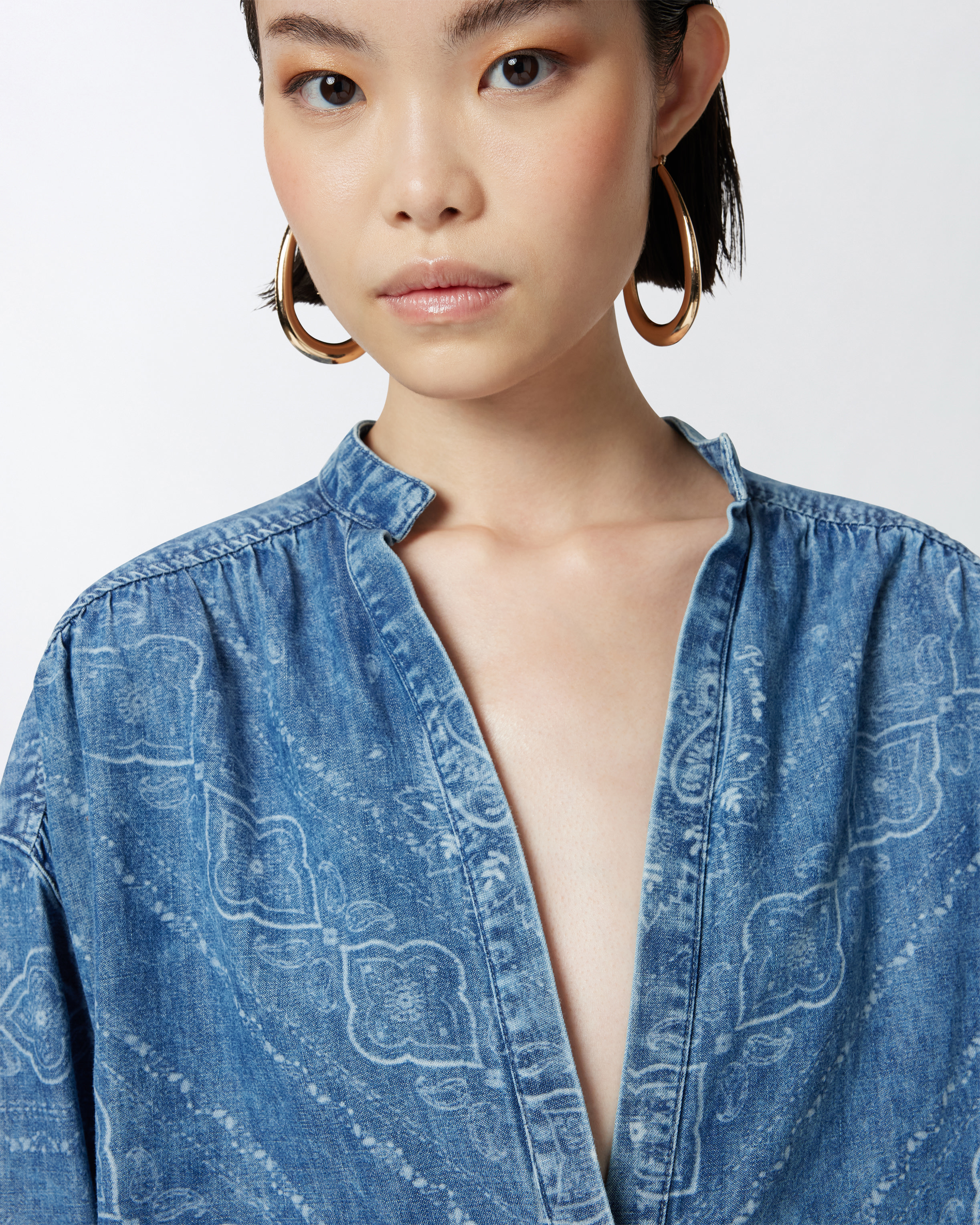 Pinko Blouse À Col V En Denim Avec Imprimé Bandana In Light Wash