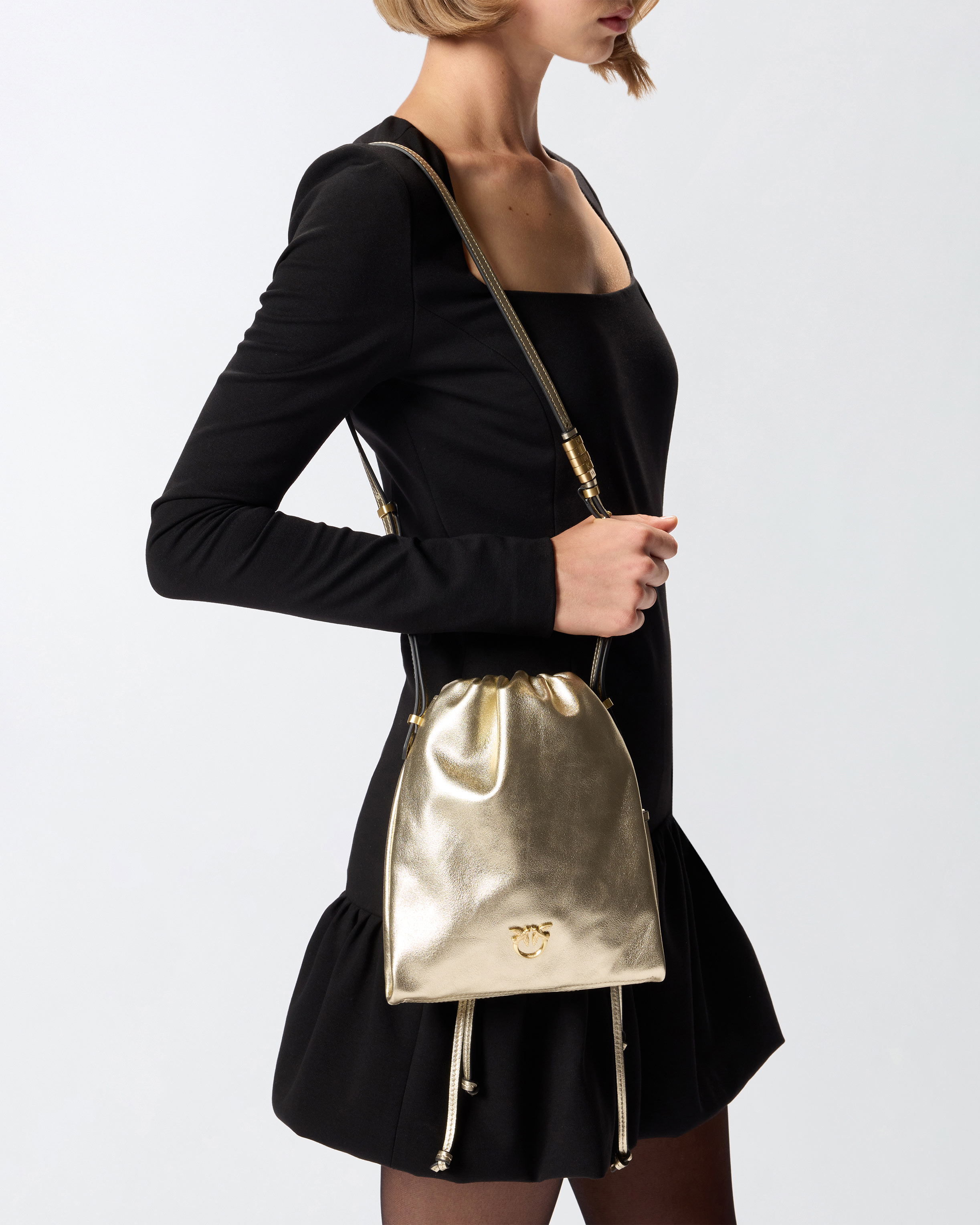 Schultertasche Mini Slouchy Bag aus laminiertem Veloursleder mit Logo Love Birds - Gold - large