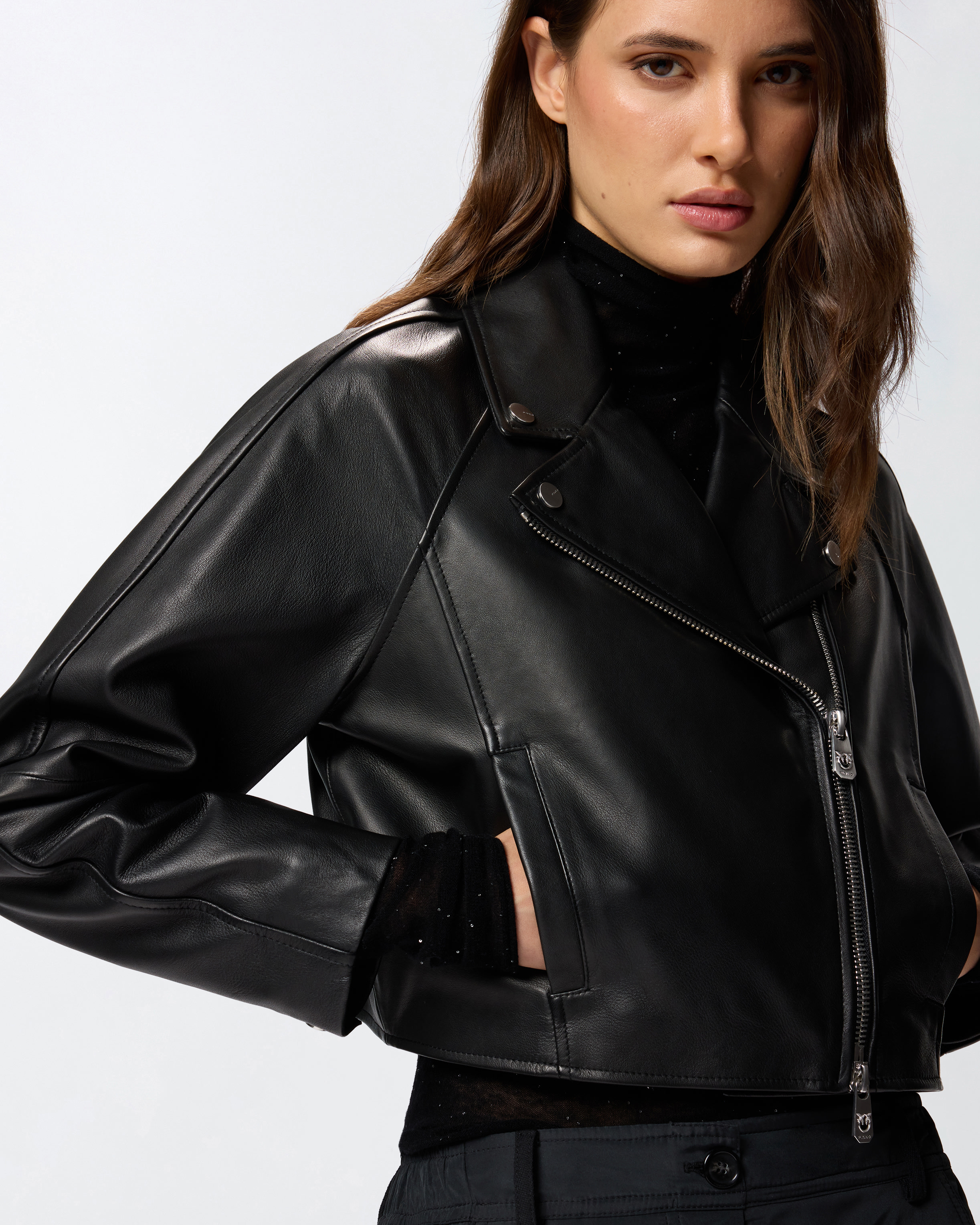 Blouson de motard cropped en cuir nappa 3