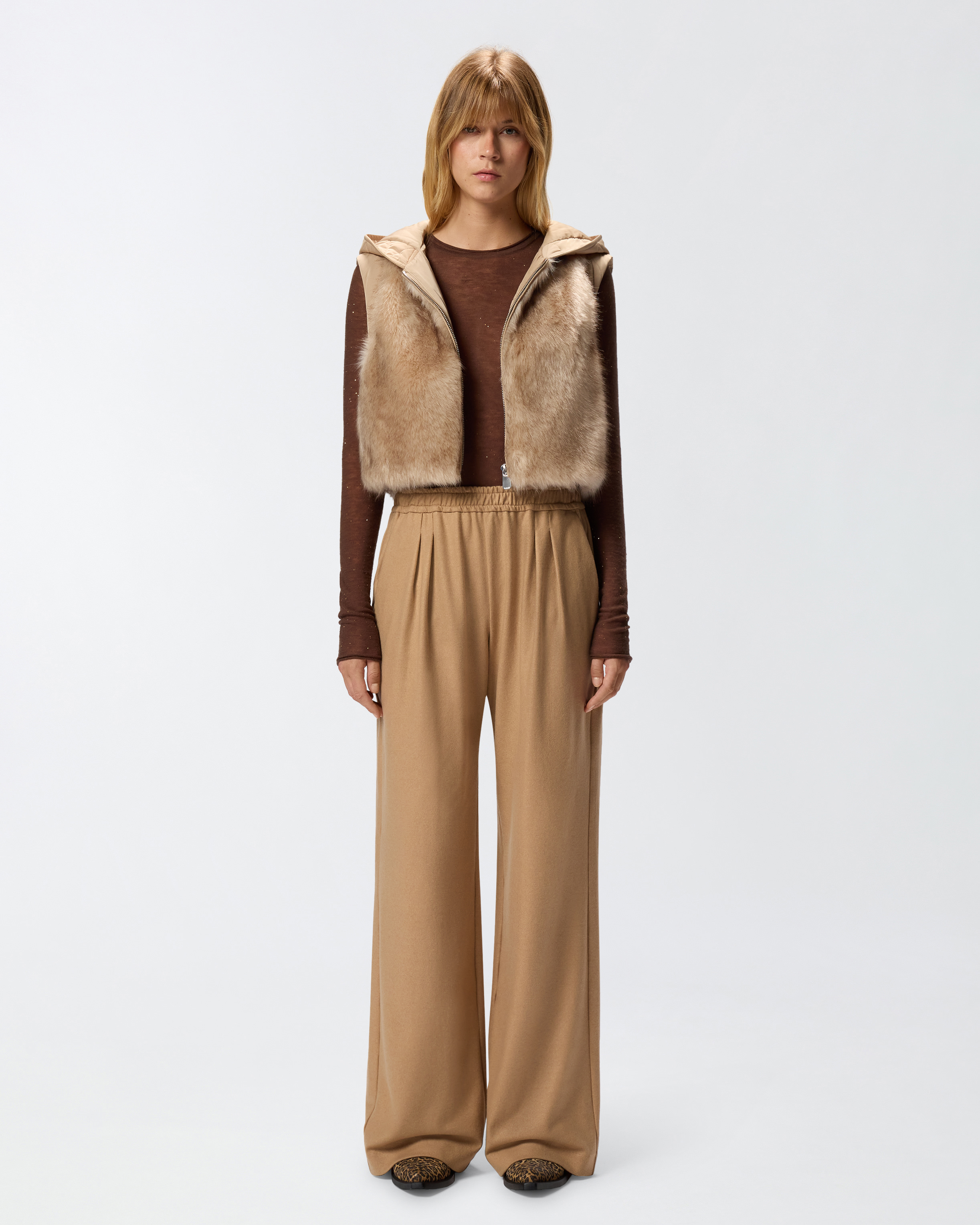 Gilet imbottito effetto pelliccia con cappuccio 1