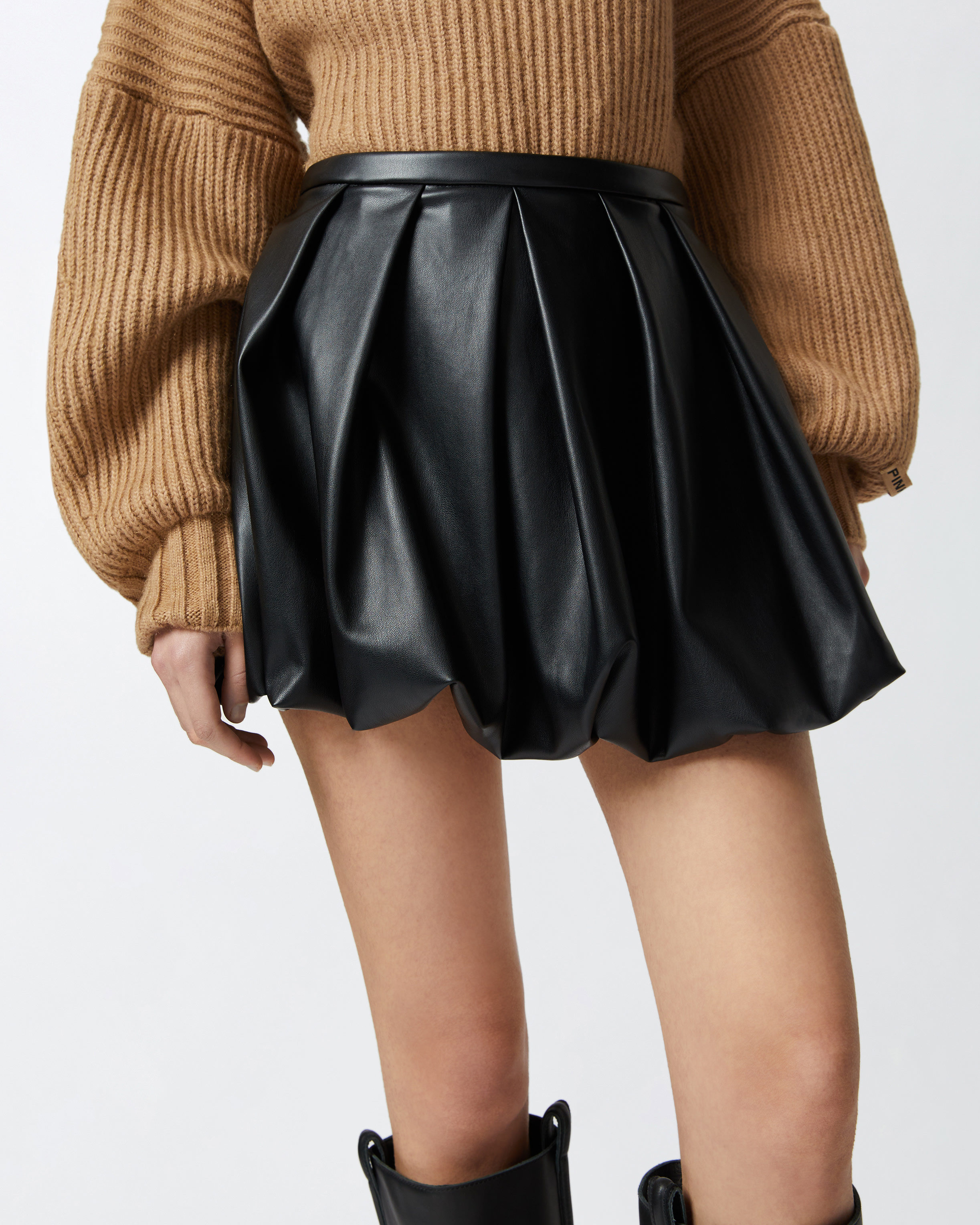 Pinko Mini-jupe Plissée En Similicuir In Limo Black