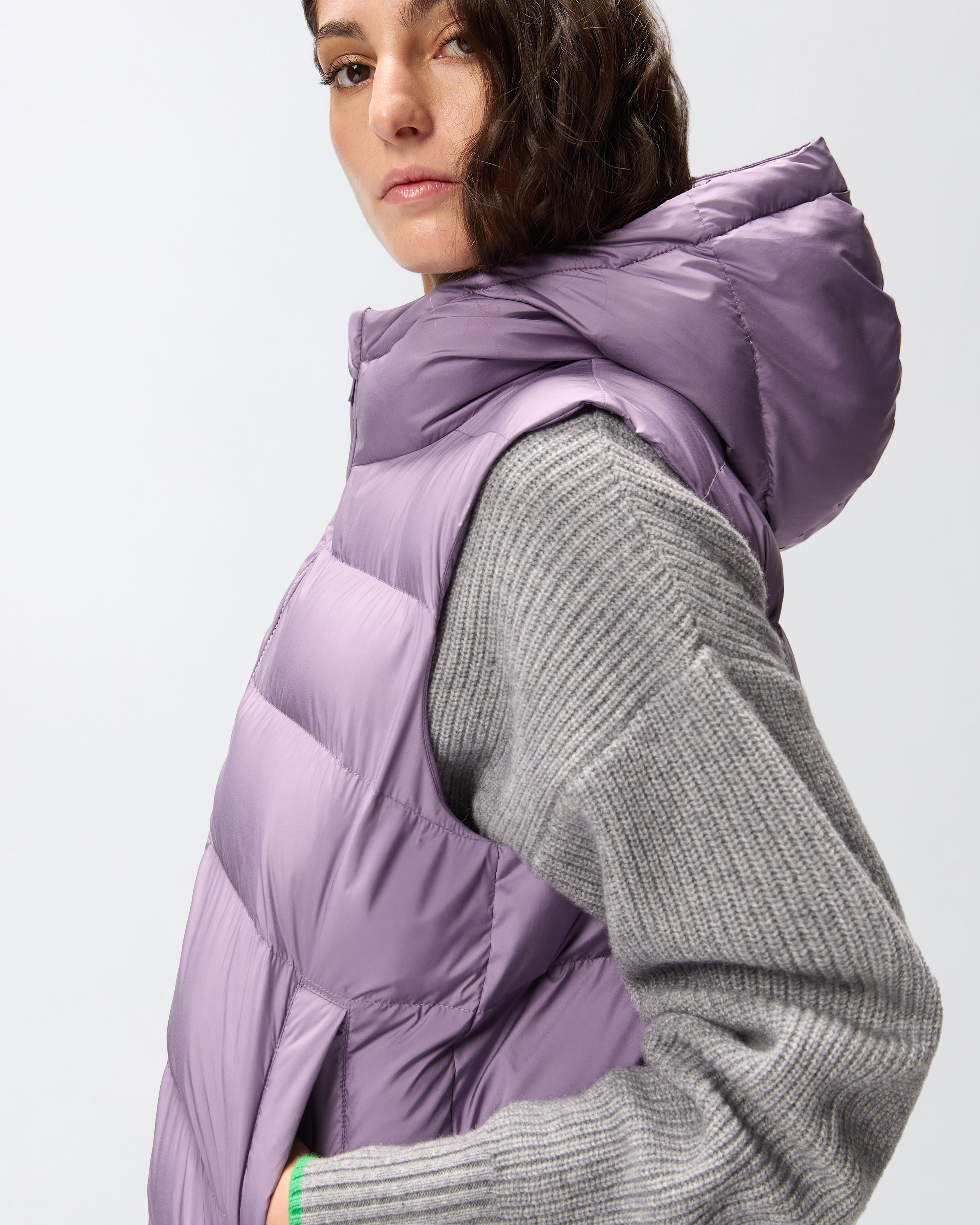 Пуховый жилет с капюшоном 3