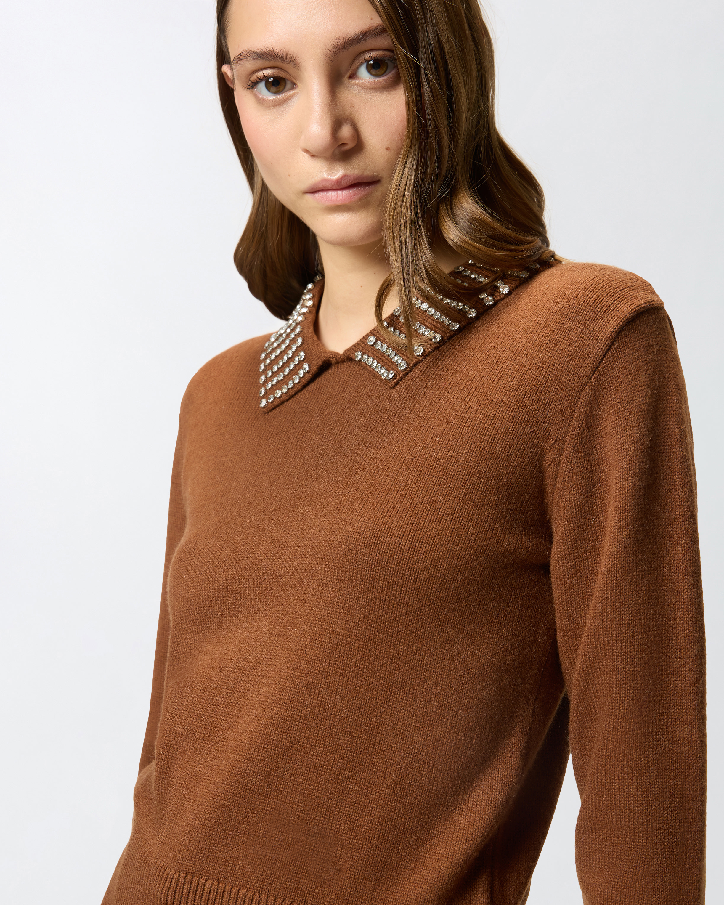 Джемпер с воротником и стразами 3