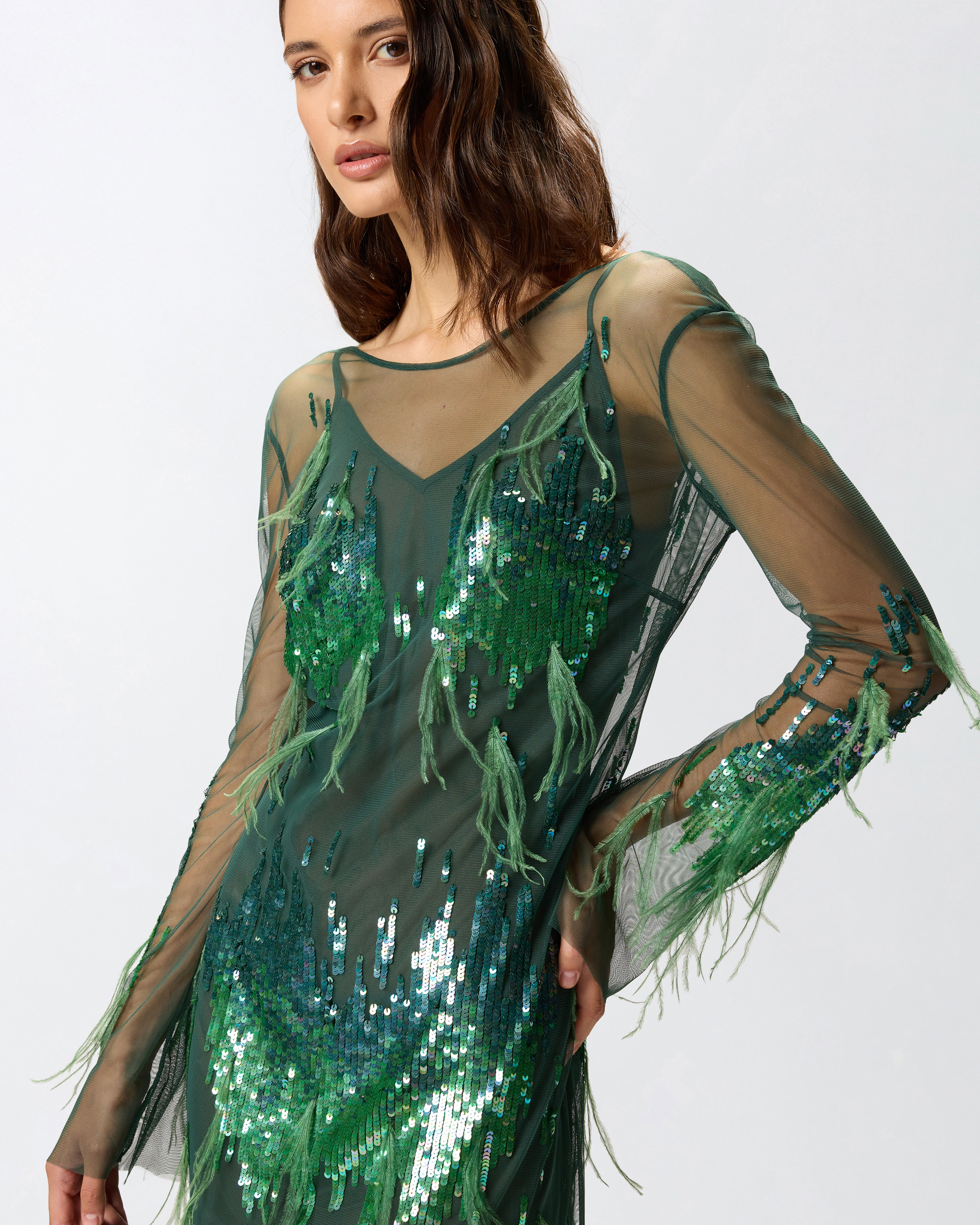 Vestido con lentejuelas y plumas 3