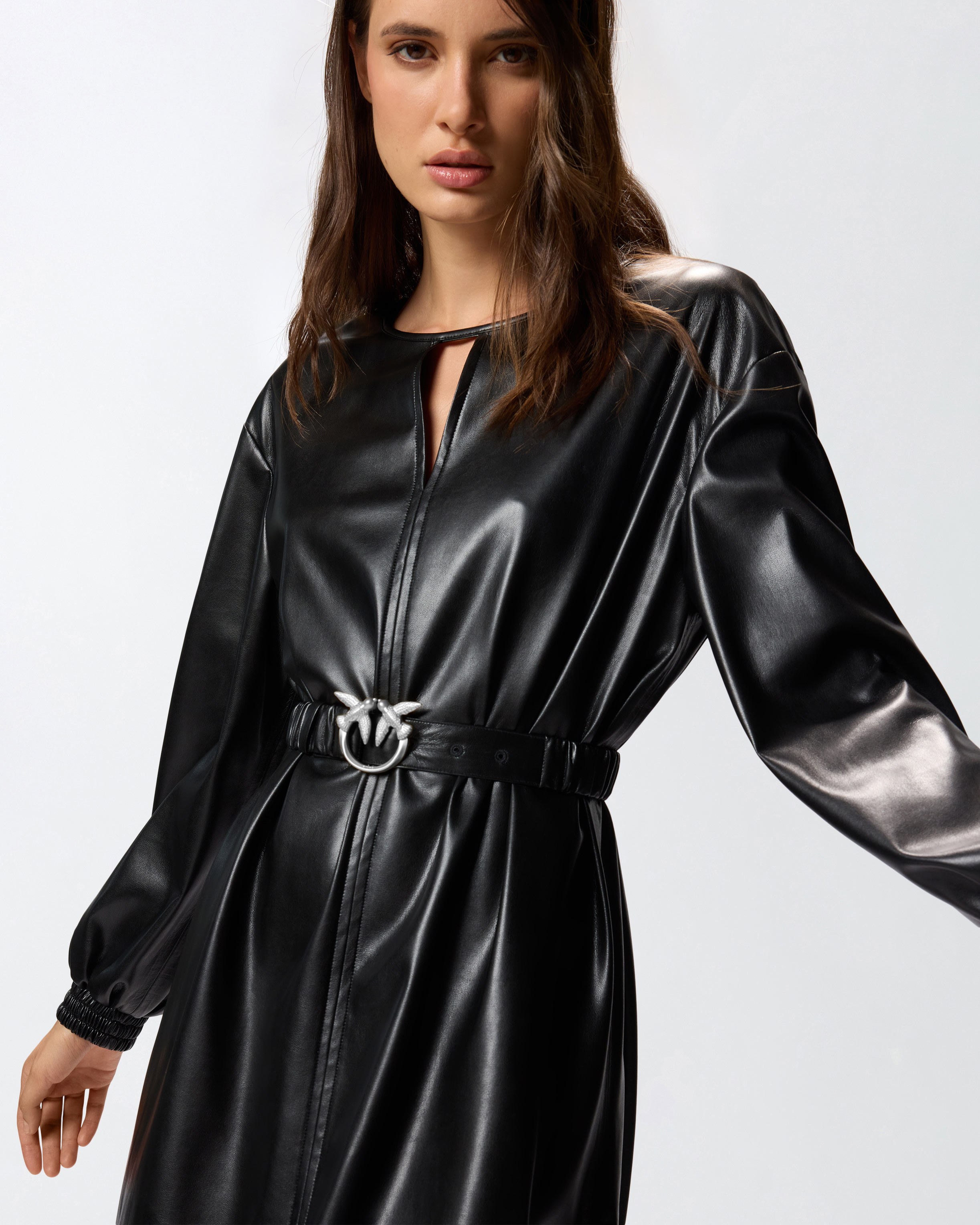 Короткое платье из искусственной кожи 3