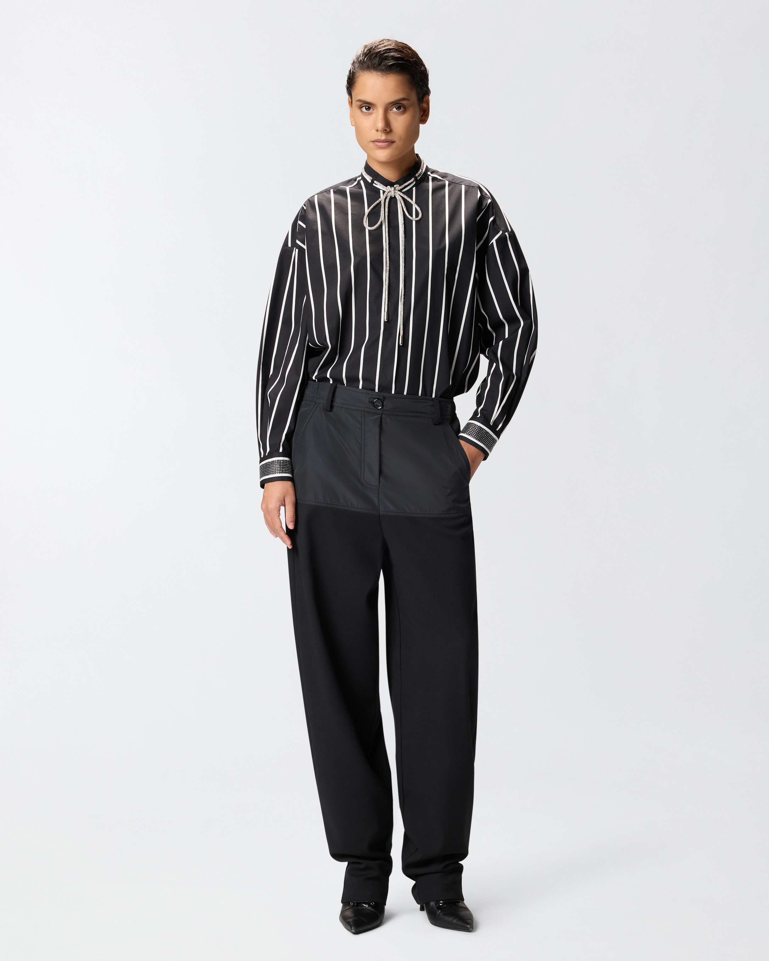 Gestreifte Bluse mit glänzenden Bändern 1