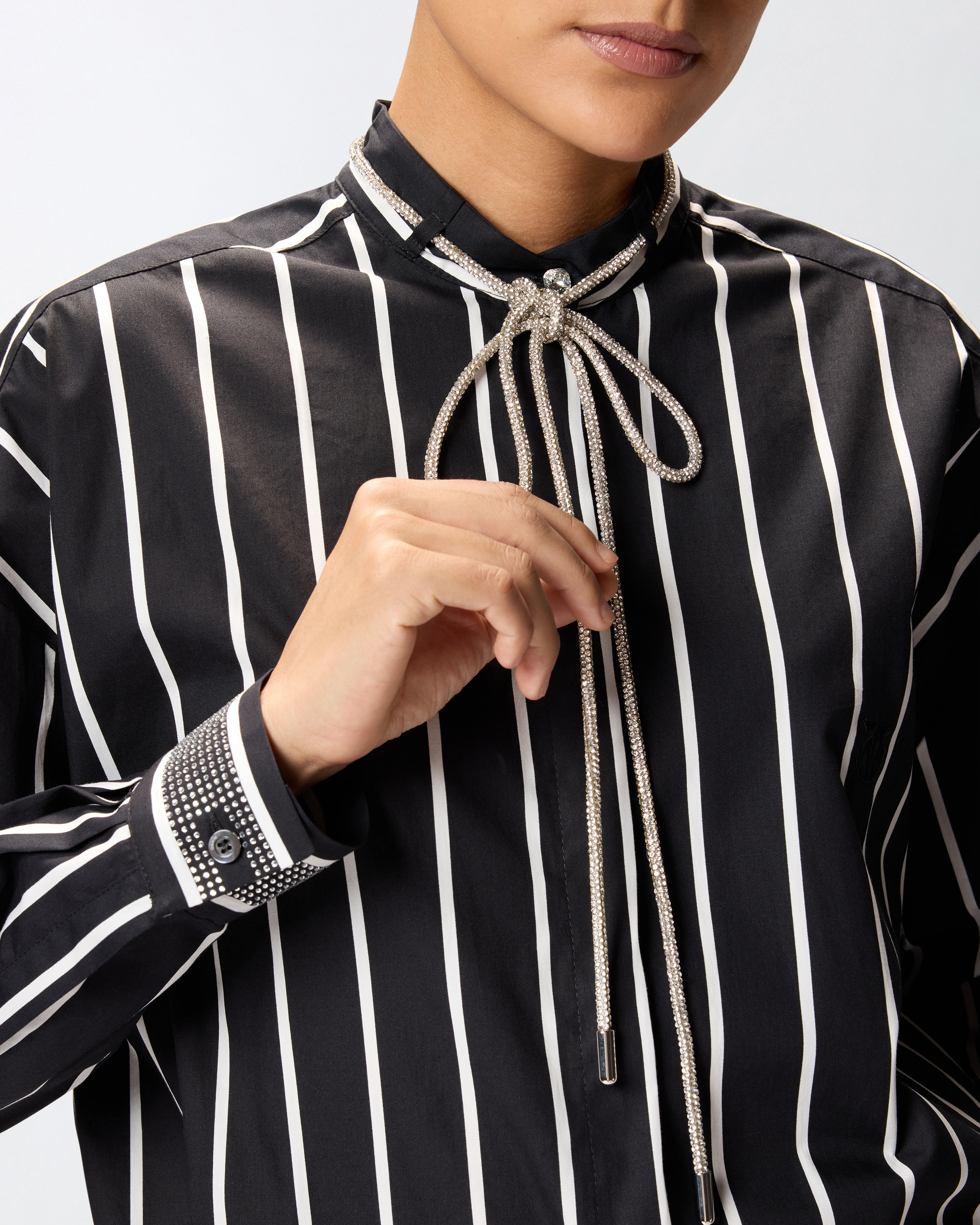 Gestreifte Bluse mit glänzenden Bändern 3