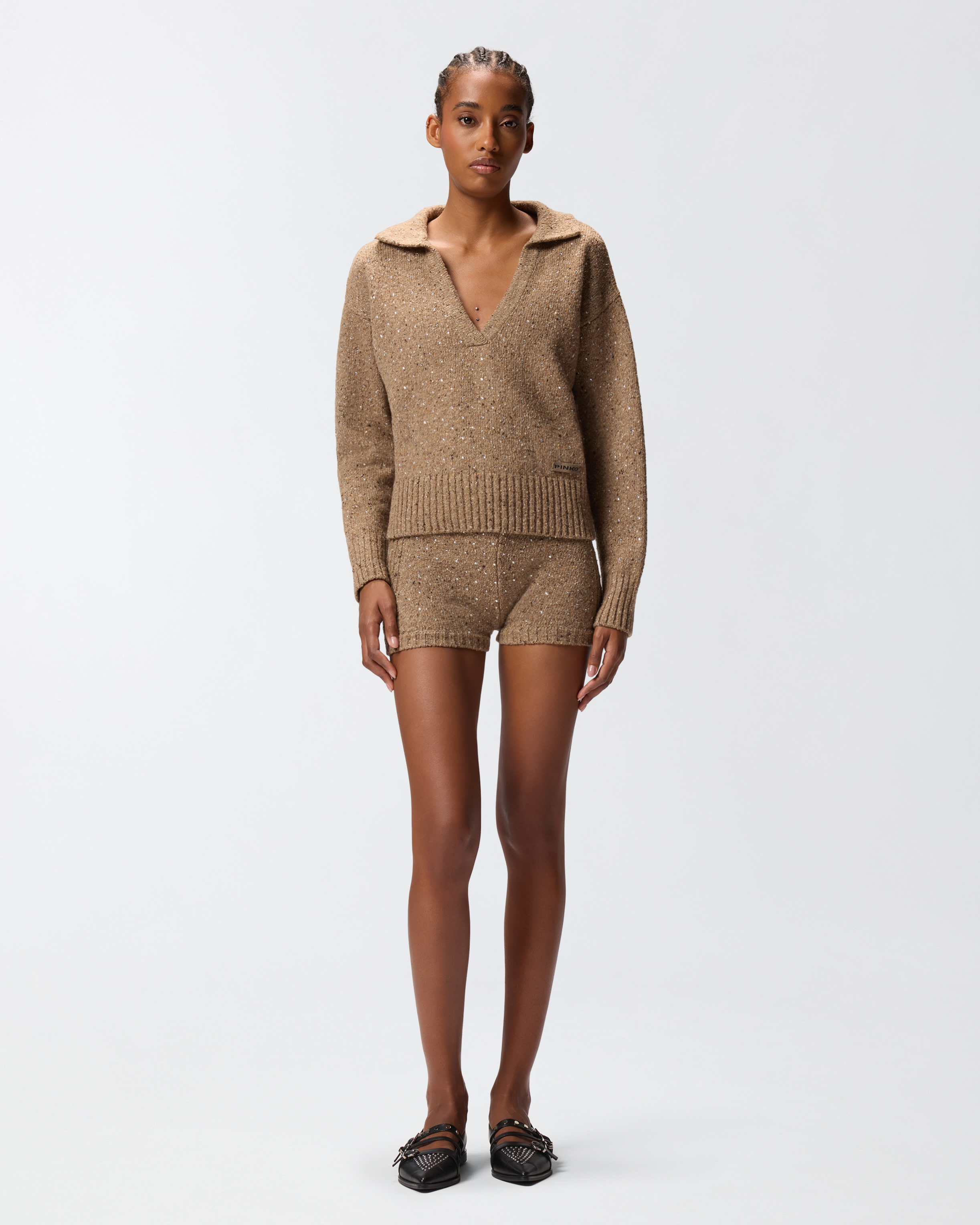 Jersey con escote de pico y pedrería 1