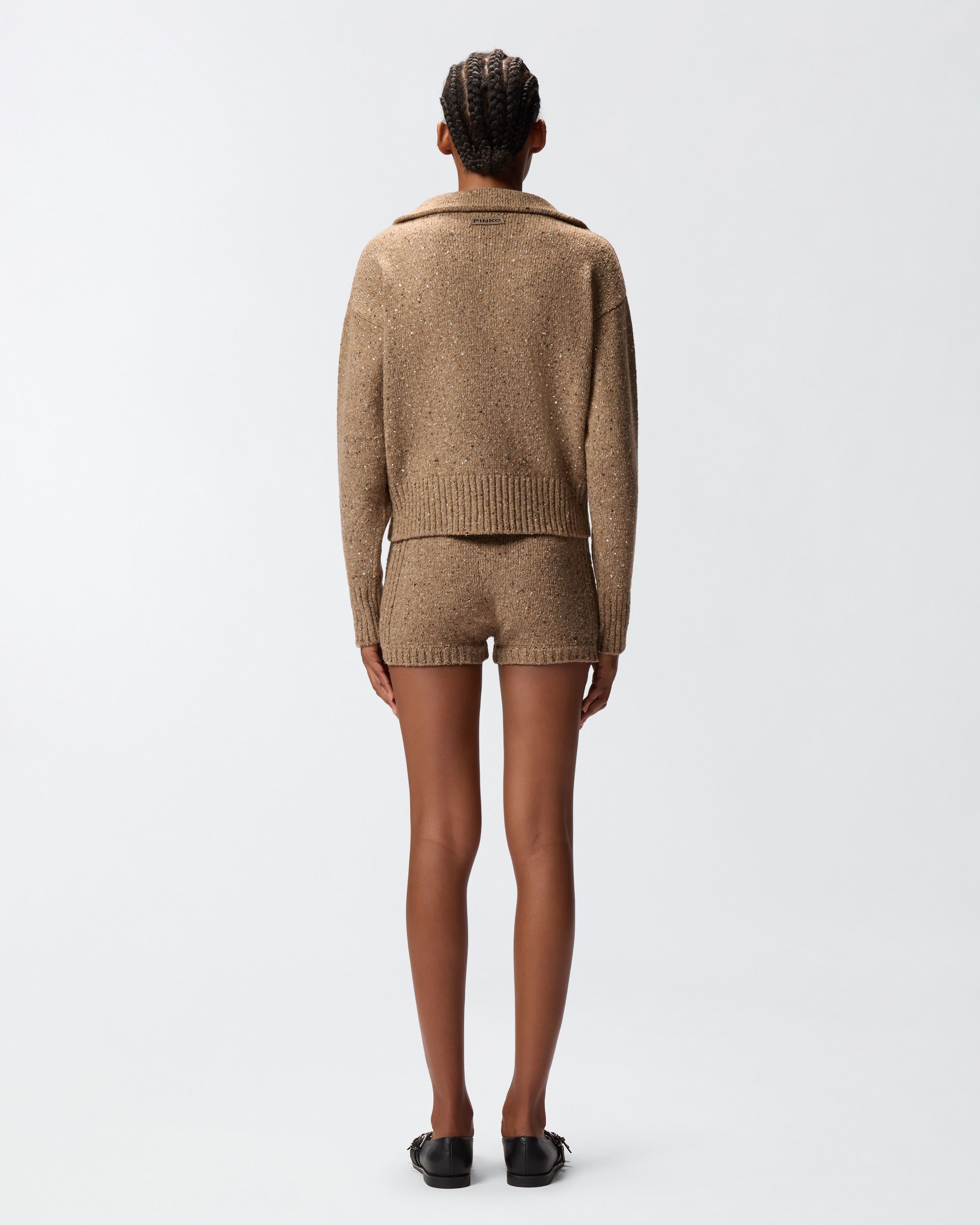 Jersey con escote de pico y pedrería 2