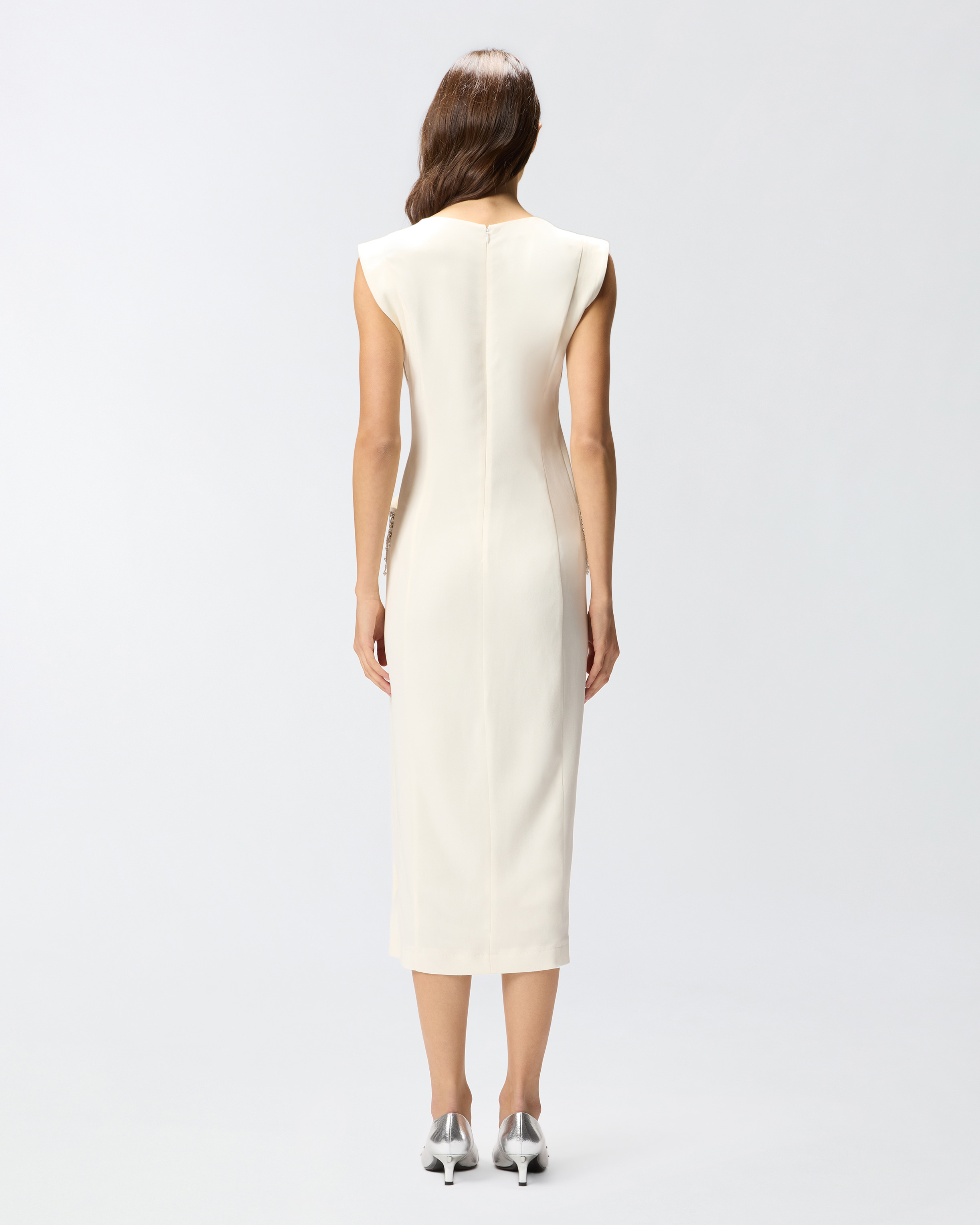 Облегающее платье с изысканной вышивкой 2