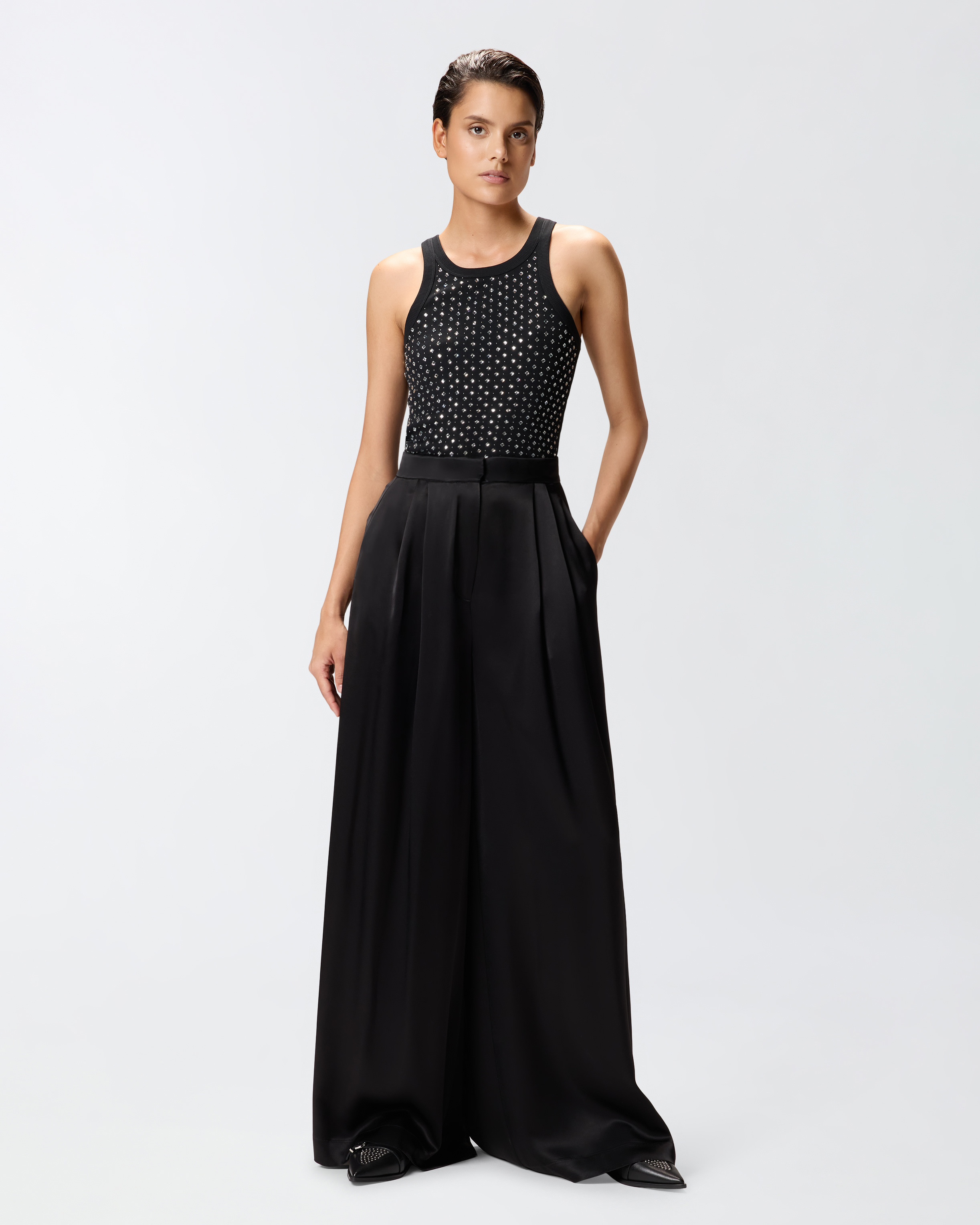 Canotta con strass e borchie 1