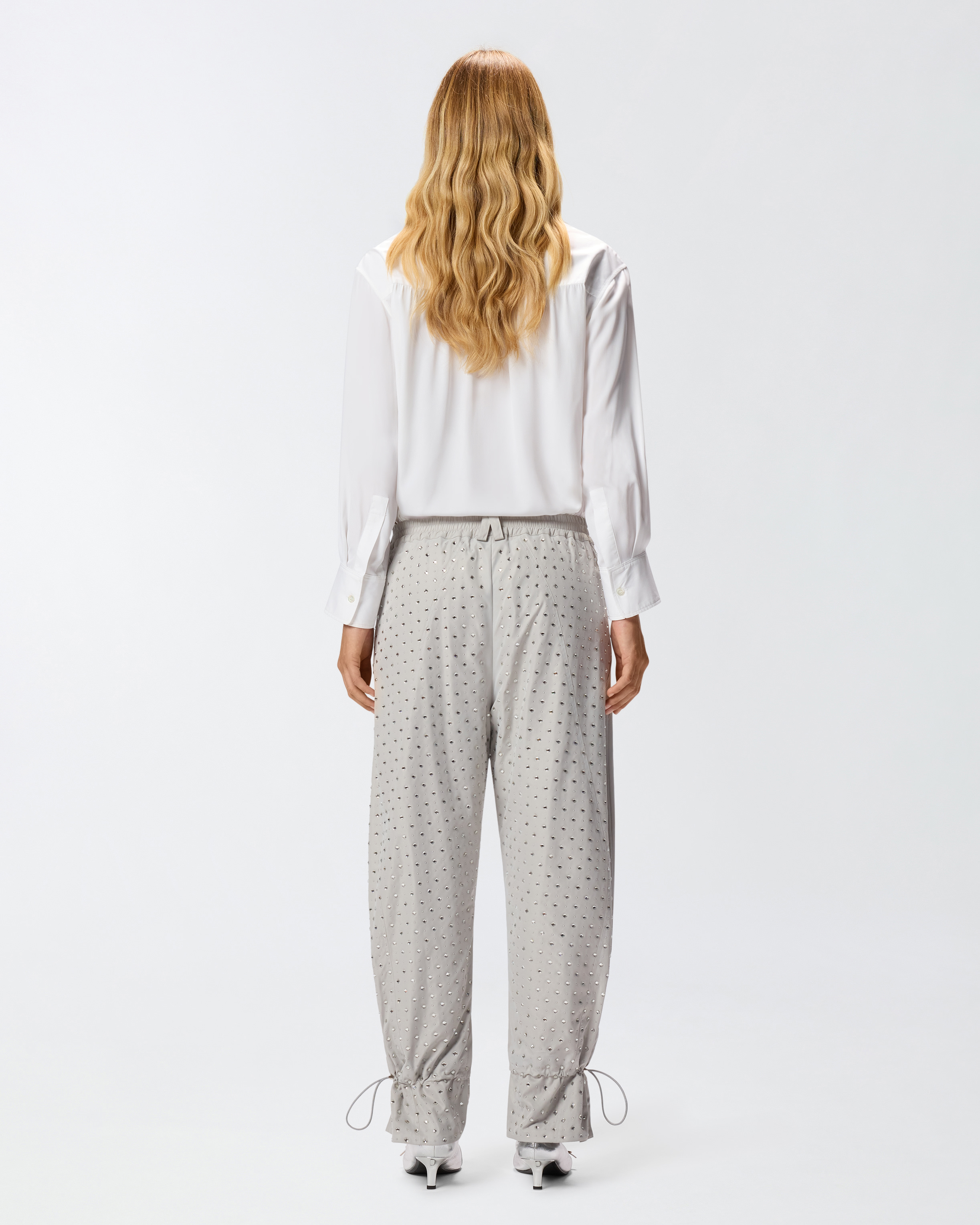 Pantalones con strass y tachuelas 2