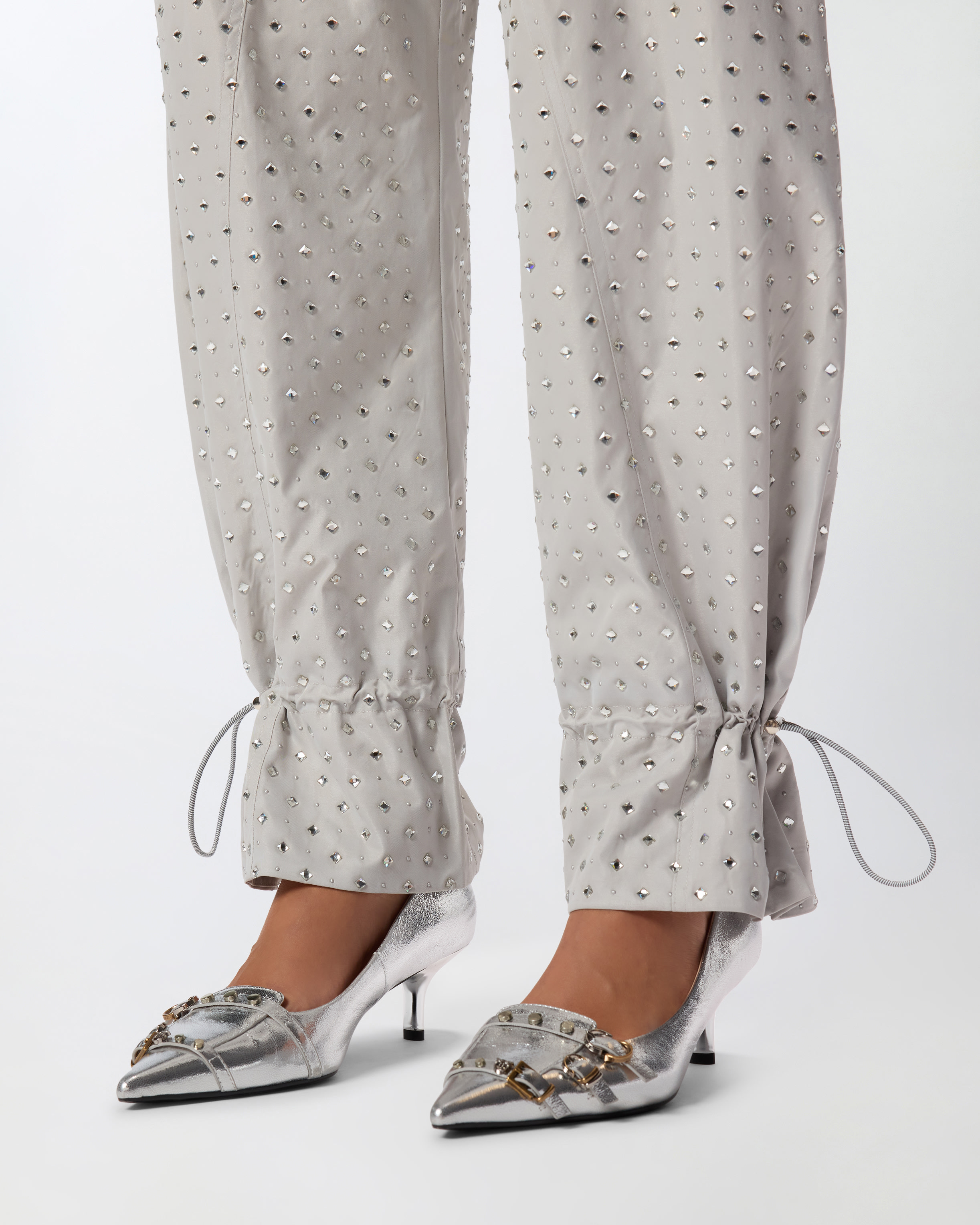 Pantalones con strass y tachuelas 3