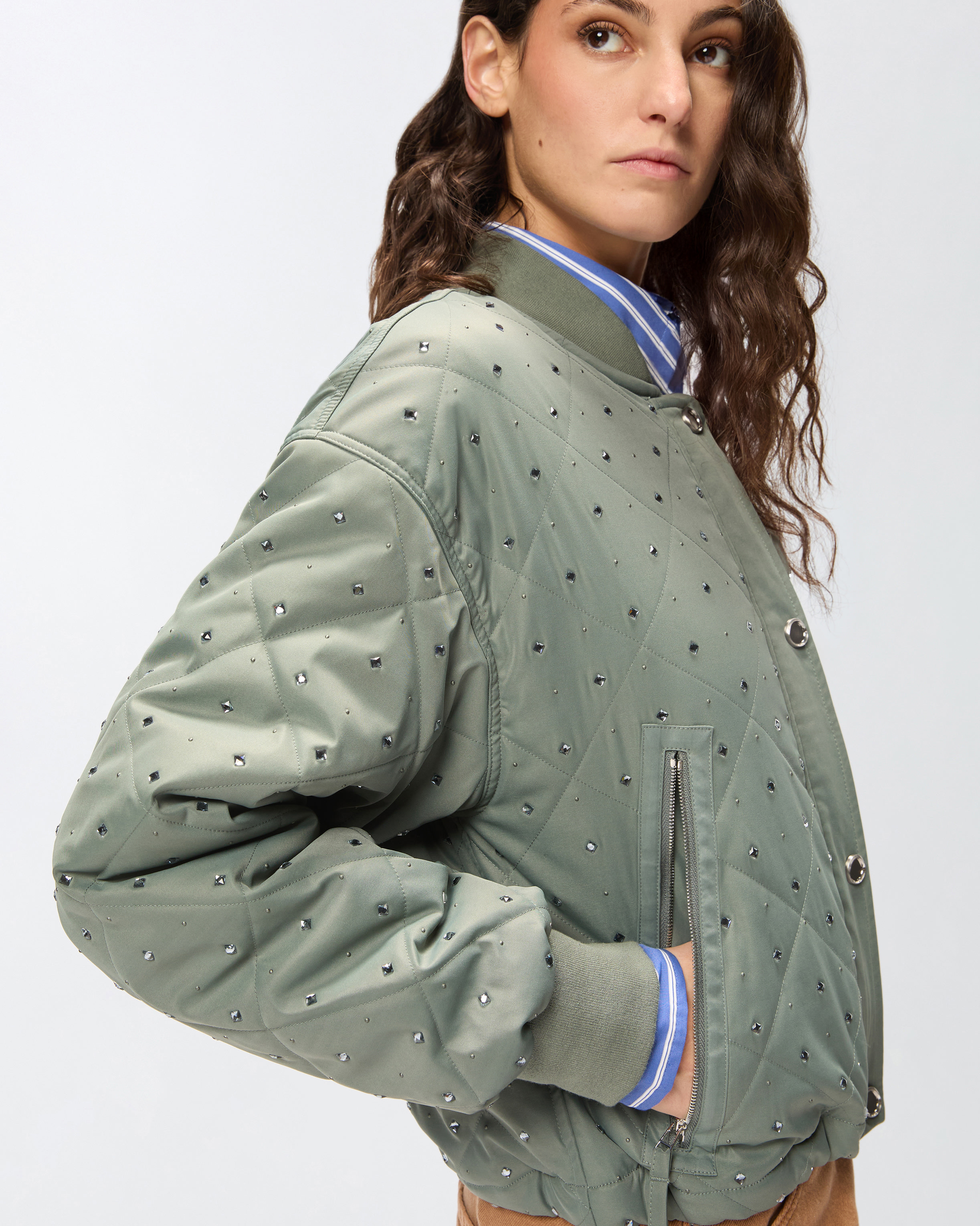Стеганый бомбер со стразами и заклепками 3