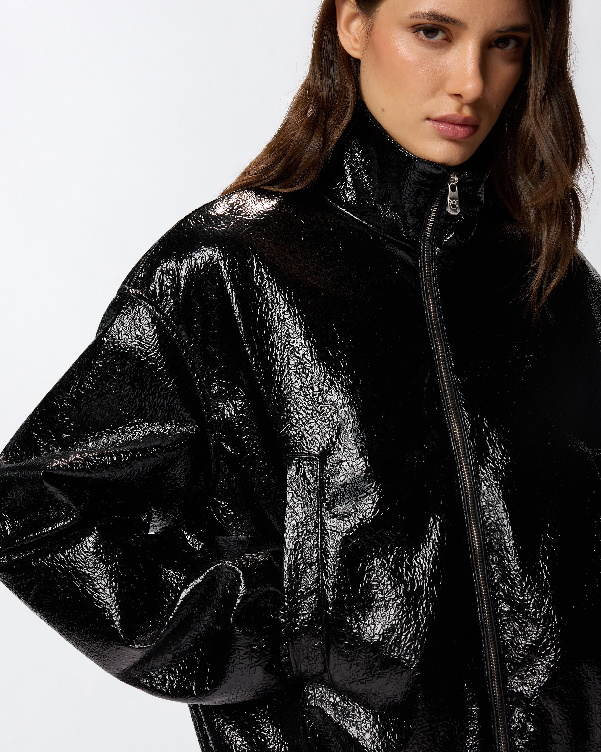 Bómber holgada efecto charol 3