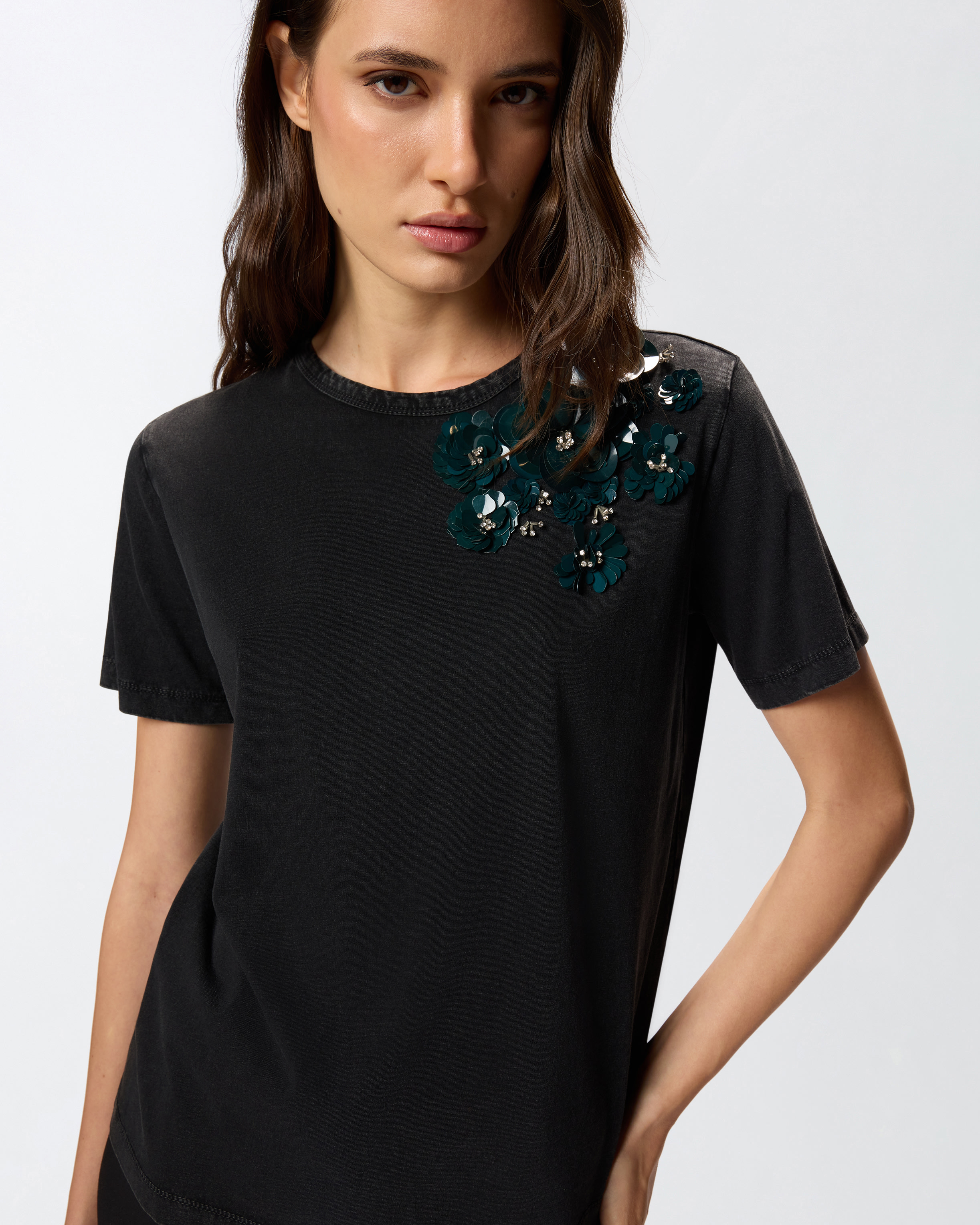 Футболка с цветочным декором 3