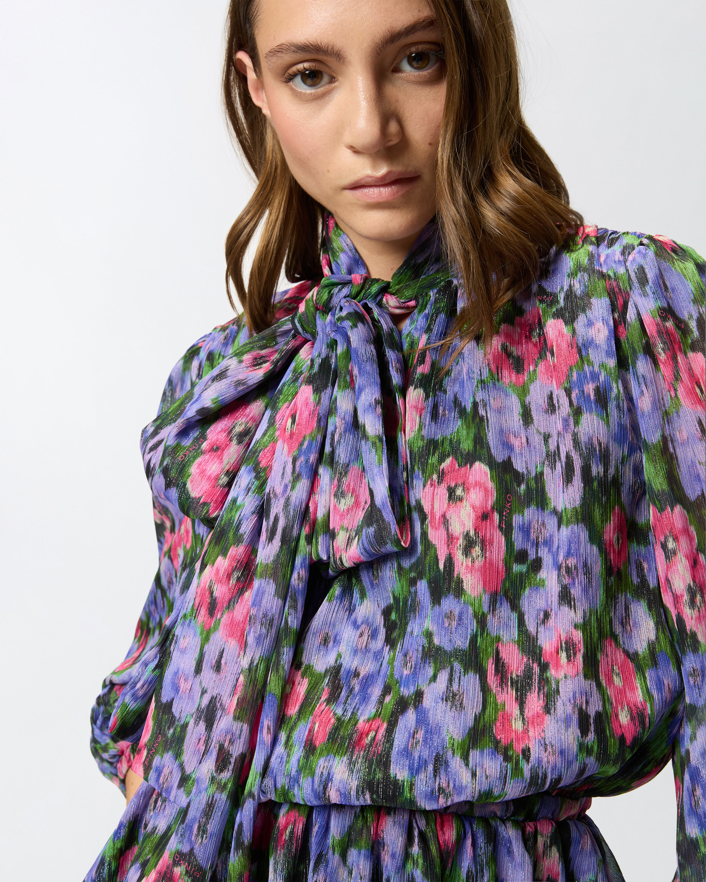 Vestido corto de flores con lazada 3