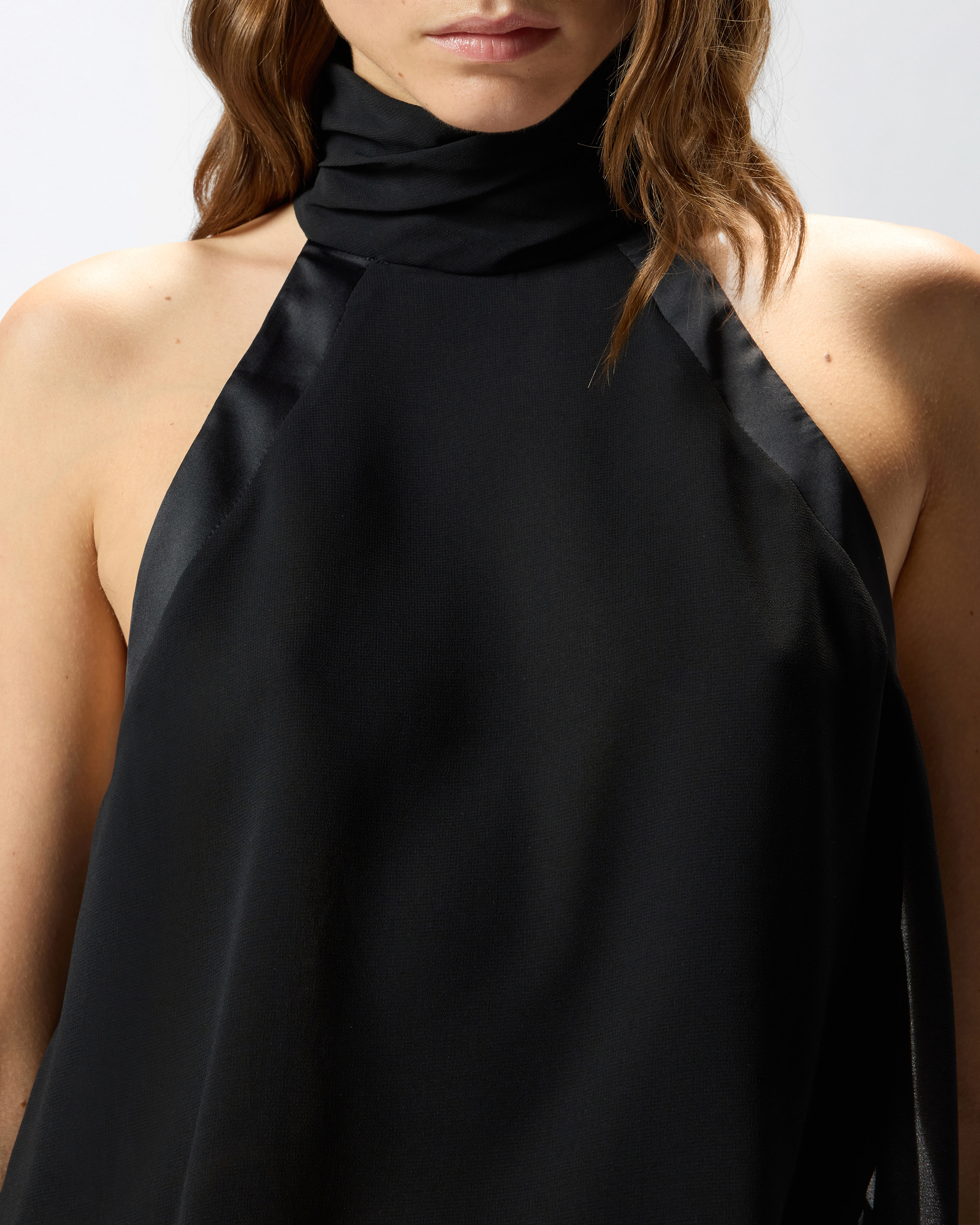 Топ с американской проймой и фигурной прорезью на спинке 3