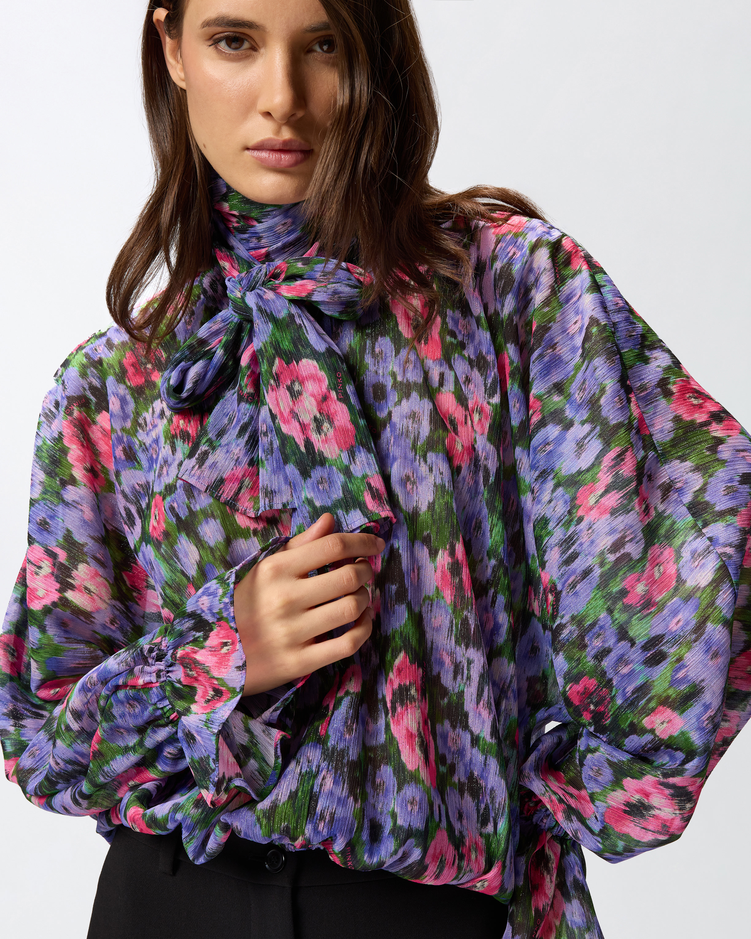 Bluzka w kwiaty z falbaną 3