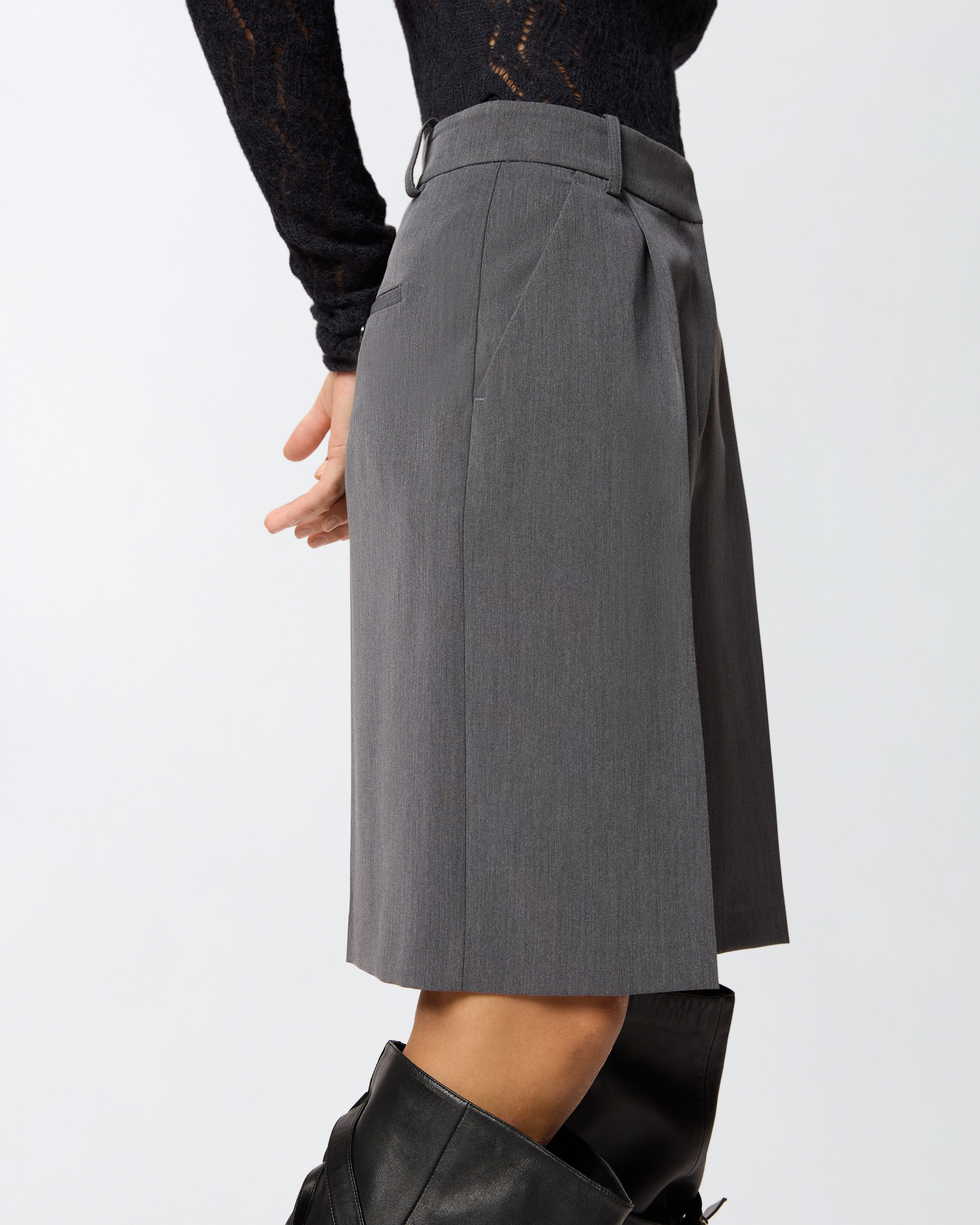 Grey Bermuda shorts in fresh wool with tailored pleats 2