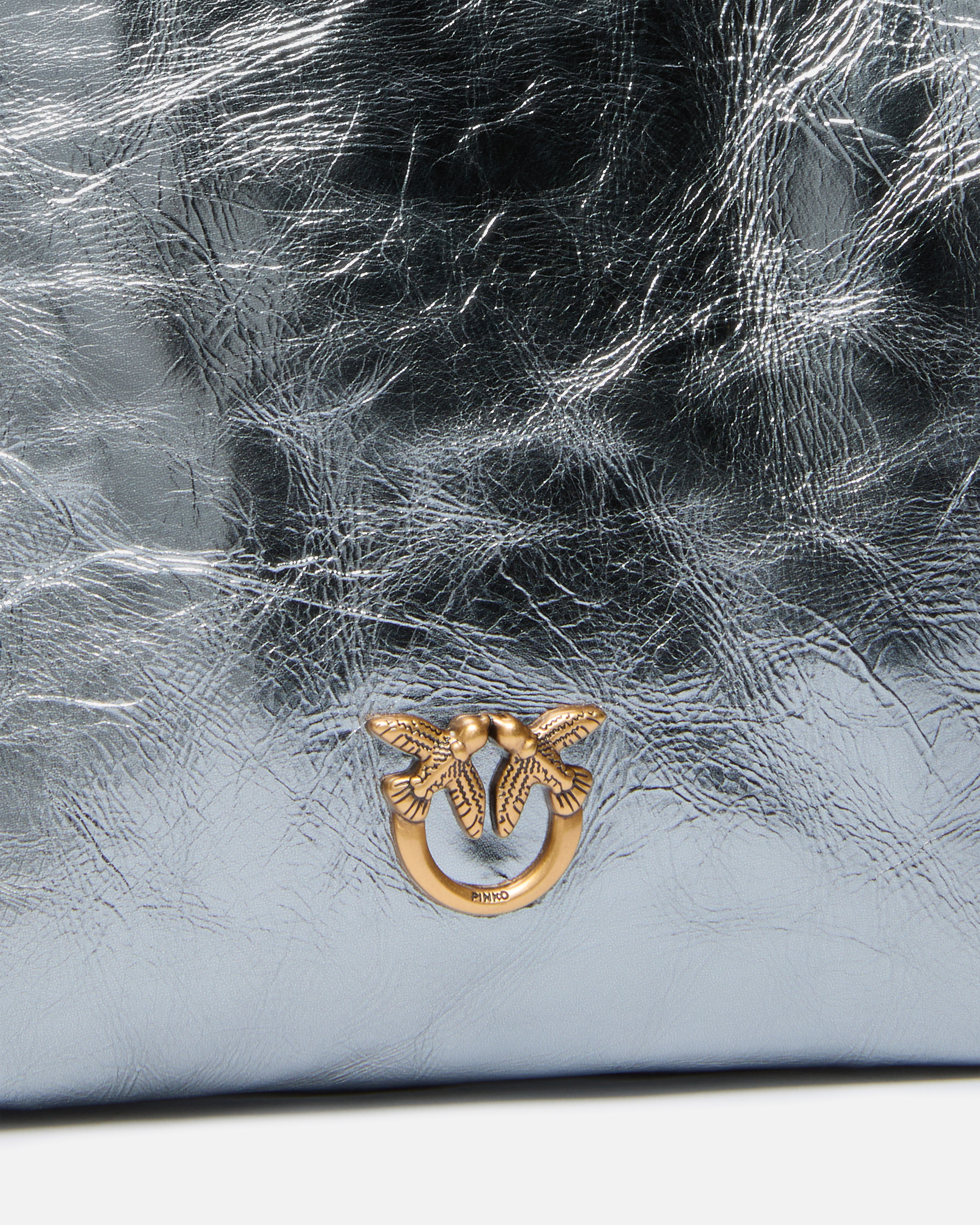 Handtasche in Form einer flachen Beuteltasche aus laminiertem Leder mit Schulterriemen 2