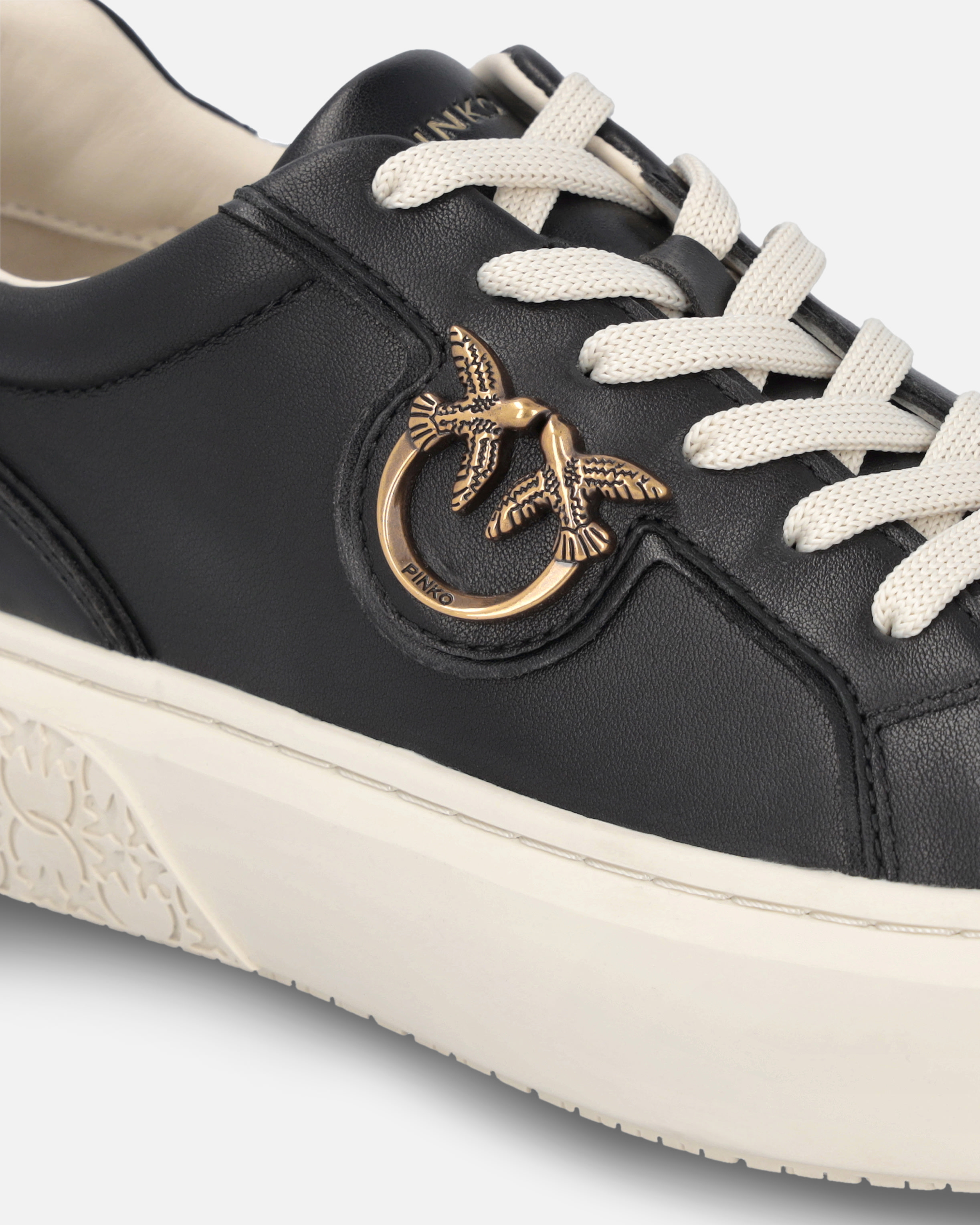 Shop Pinko Sneakers En Cuir À Plaquette Love Birds In Black/platinum