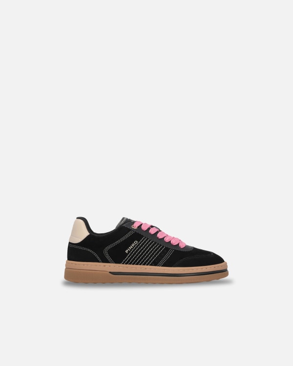 Scarpe sneakers con lacci colorati