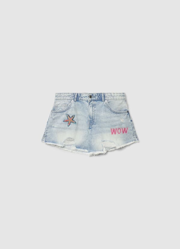 Shorts in denim con strappi e patch