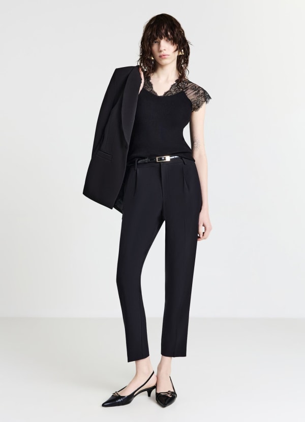 Top con scollo a V e dettagli in pizzo