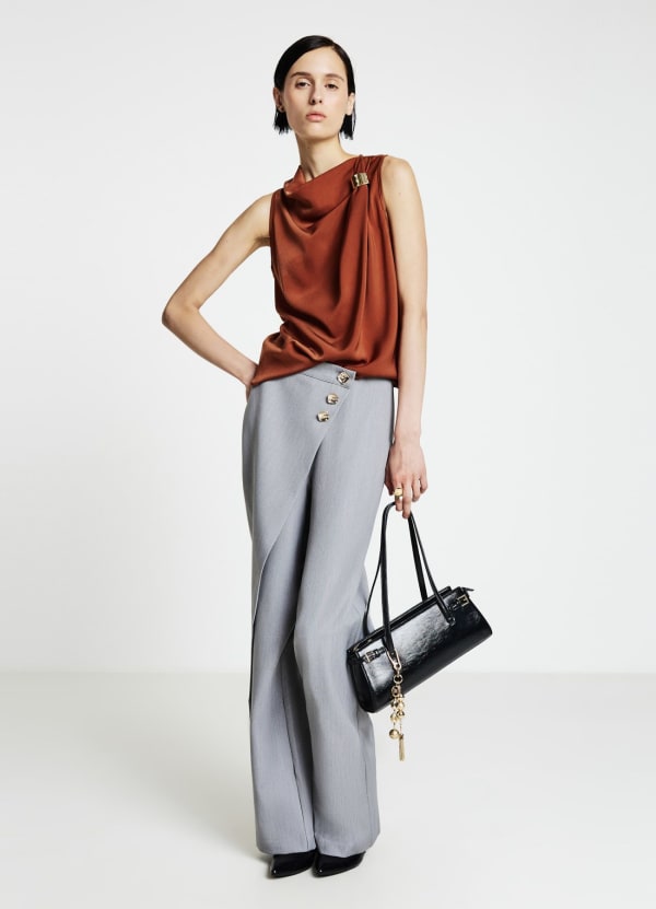 Top simil satin con anello metallico