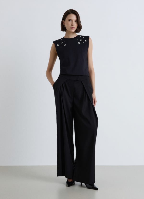 Top girocollo con applicazioni strass