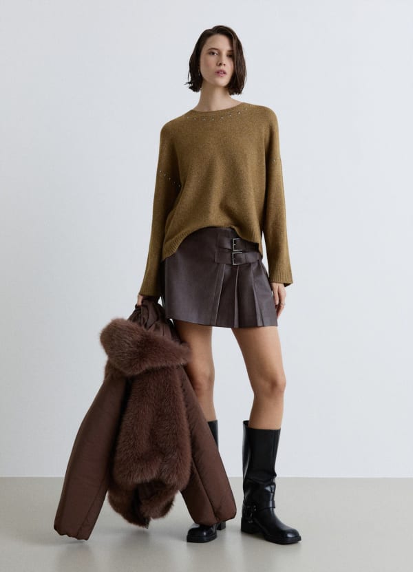 Maglia girocollo con borchie
