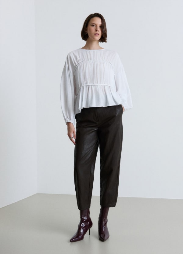 Blusa con maniche a sbuffo e balze arricciate