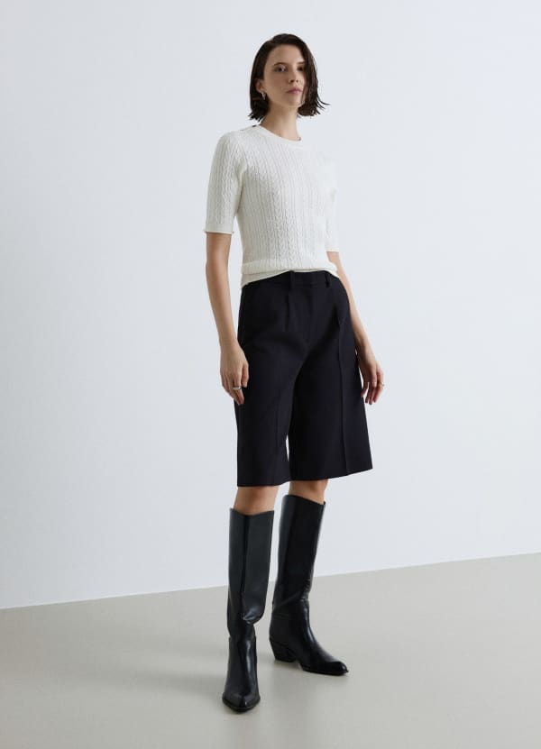 T-shirt in maglia a trecce con bottoni sulle spalle