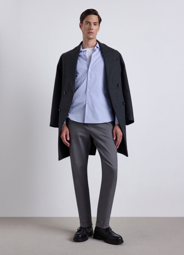 Pantaloni chinos con bottoni in vita